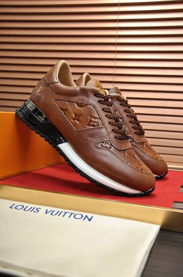 لويس فيتون LV Trainer بني بيج مونوغرام مطرز جلد الجريل الكامل أحذية رياضية أسلوب حياة 8