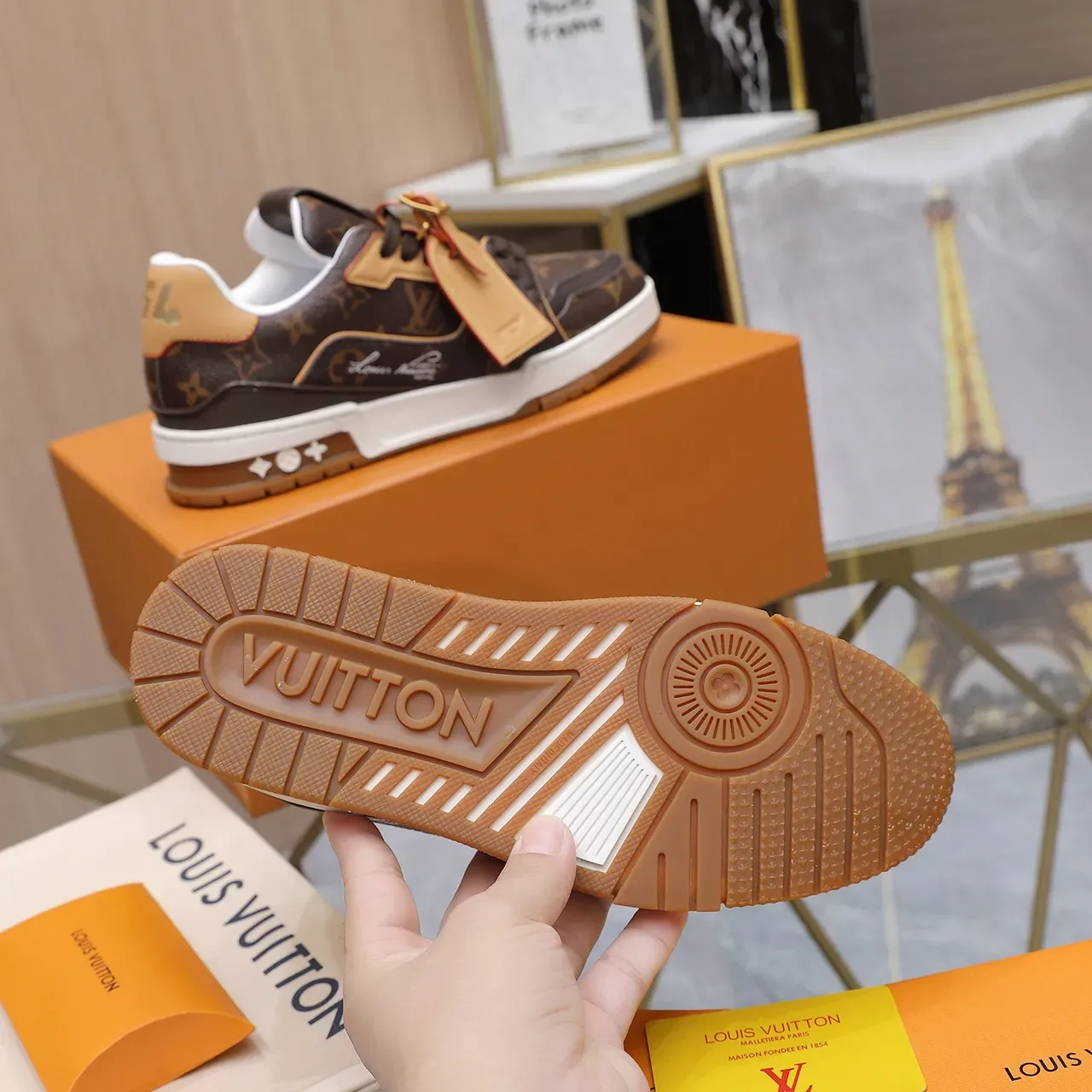 لويس فيتون LV Trainer بني بيج مونوغرام كانفاس أوفرليه جلد تان لايف ستايل سنيكر 4