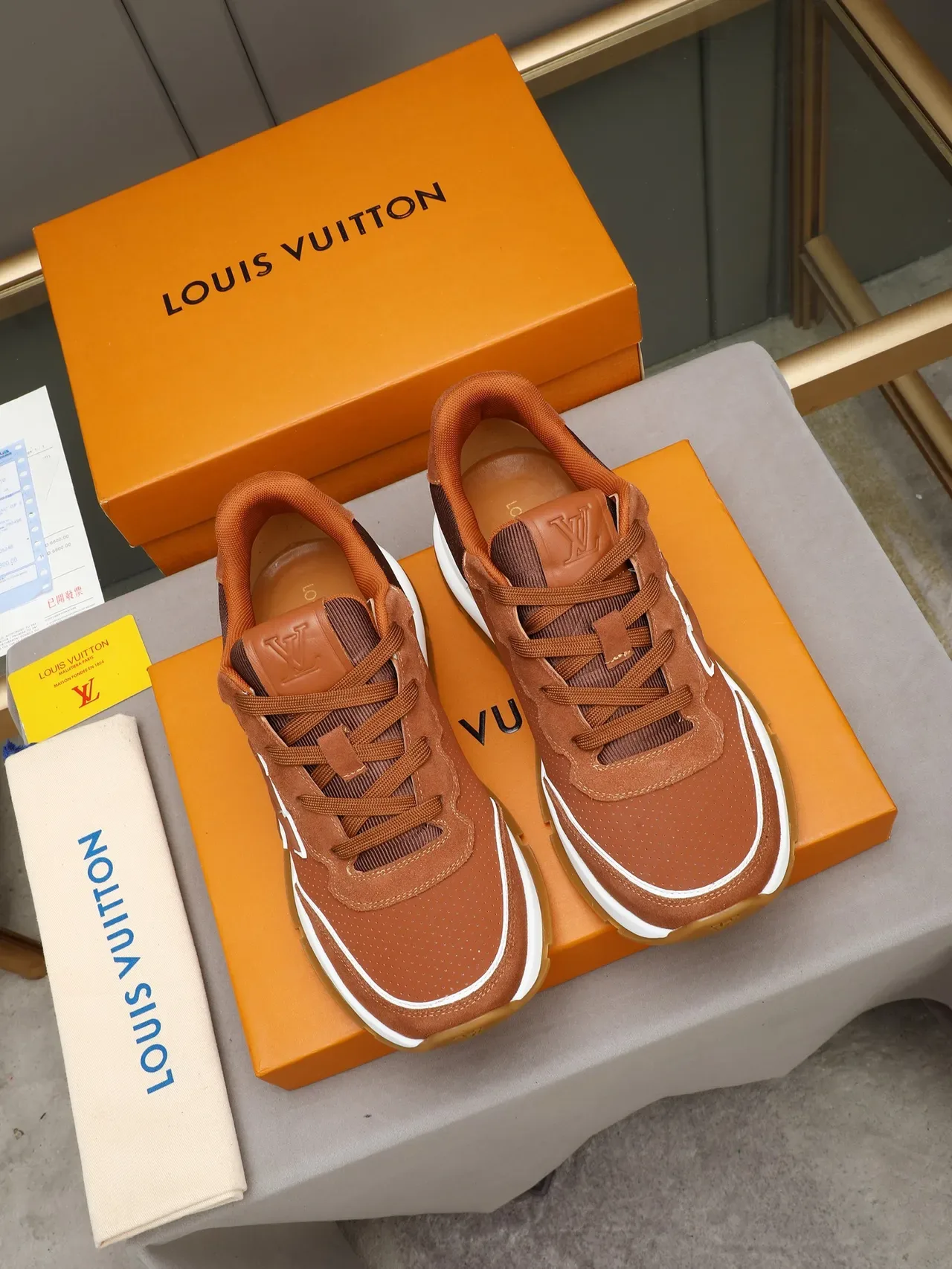Louis Vuitton LV Trainer Tênis Lifestyle Marrom Branco Camurça Superior Perfurada Oversized Logo Monogram 2