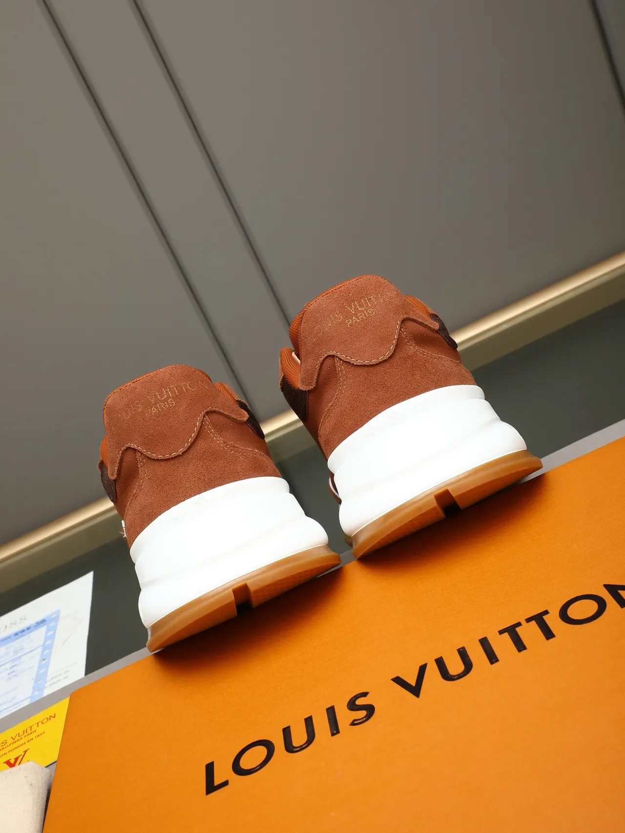 Louis Vuitton LV Trainer Tênis Lifestyle Marrom Branco Camurça Superior Perfurada Oversized Logo Monogram 3