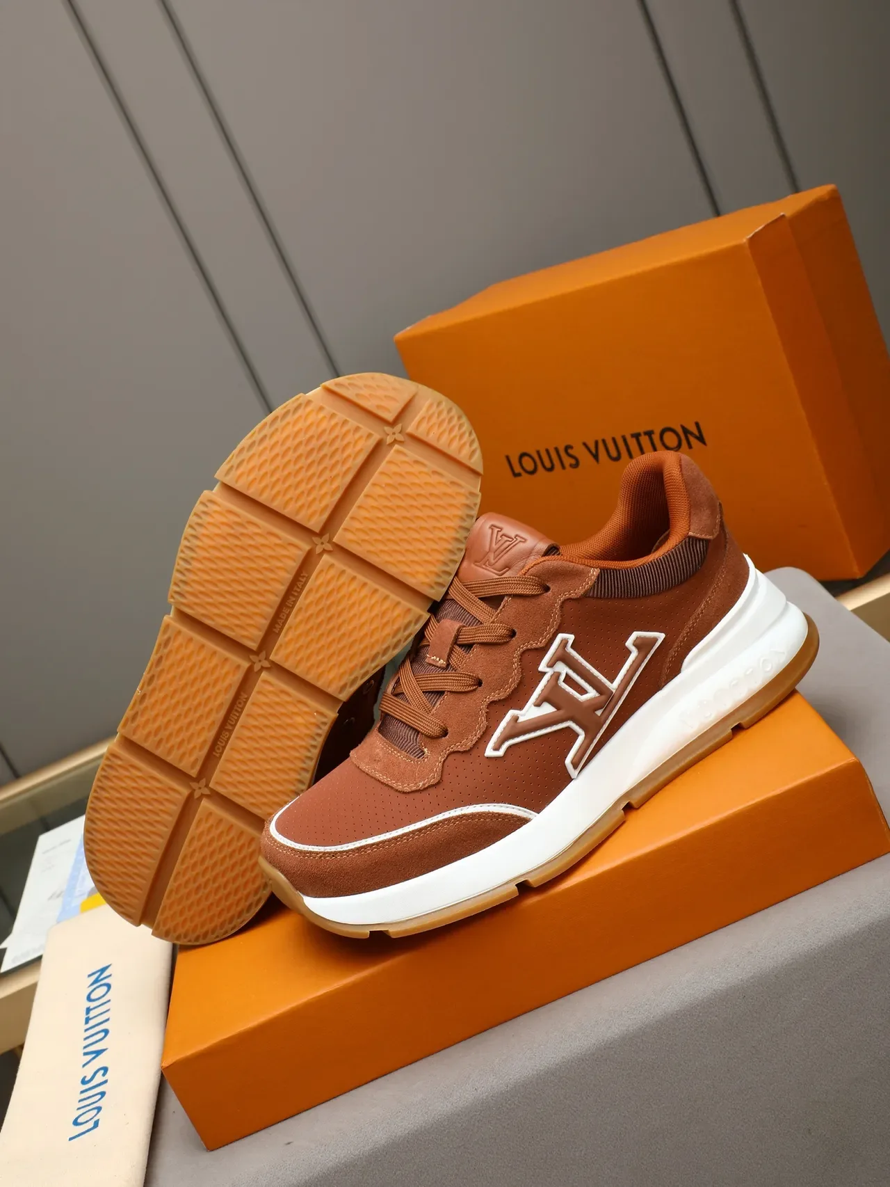 Louis Vuitton LV Trainer Tênis Lifestyle Marrom Branco Camurça Superior Perfurada Oversized Logo Monogram 4