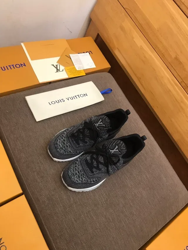 Louis Vuitton LV 训练鞋 灰白针织上层 雕塑中底 生活方式运动鞋 3