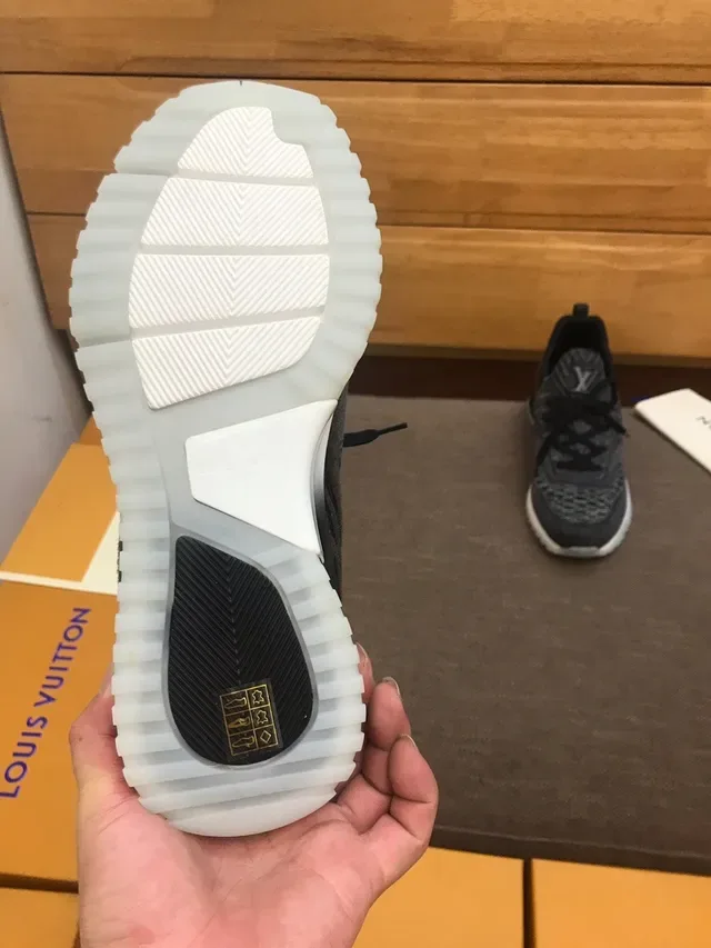 Louis Vuitton LV 训练鞋 灰白针织上层 雕塑中底 生活方式运动鞋 5