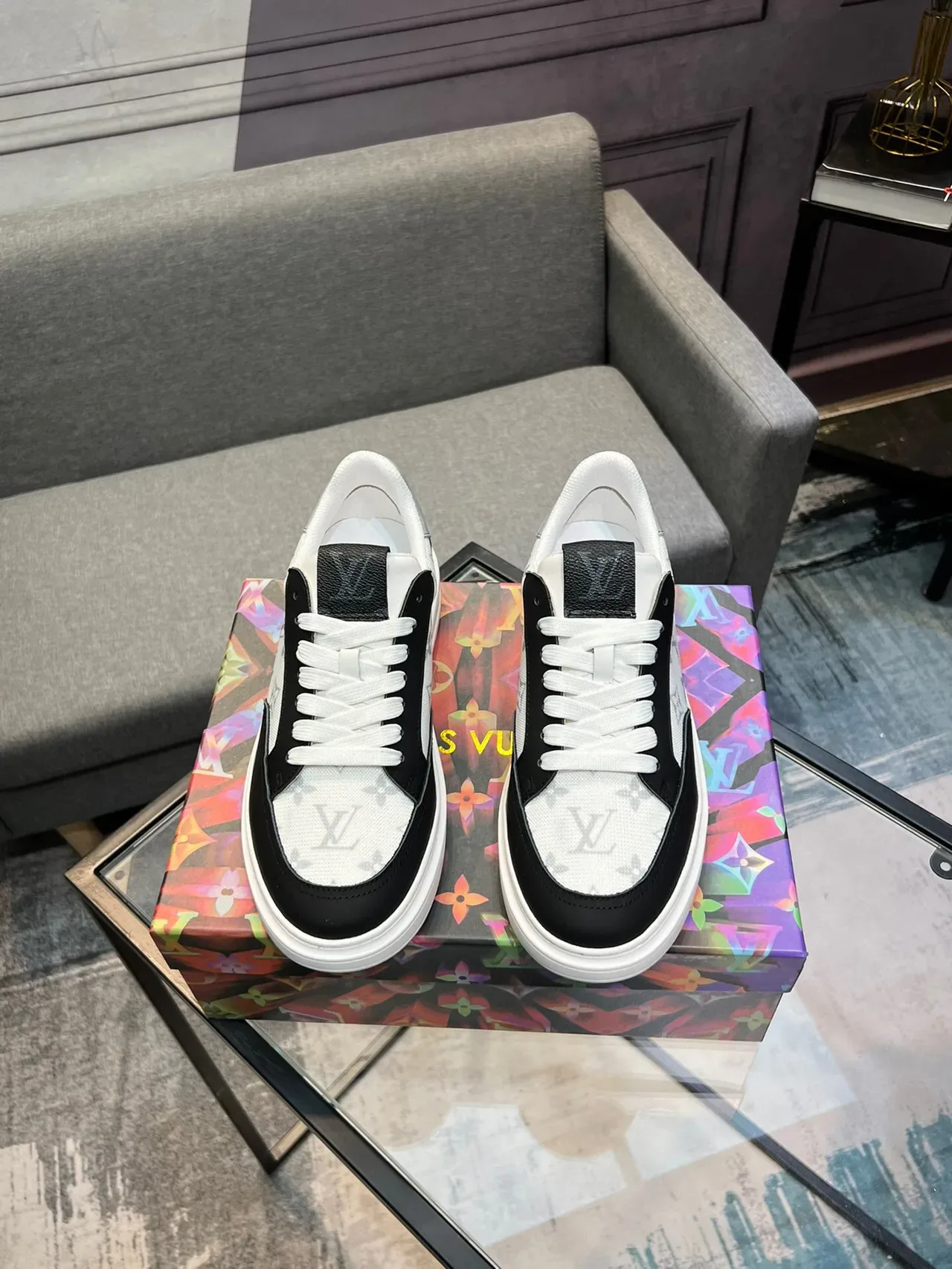 Louis Vuitton LV Trainer Monogram Canvas এবং কালো চামড়া লাইফস্টাইল স্নিকার 2