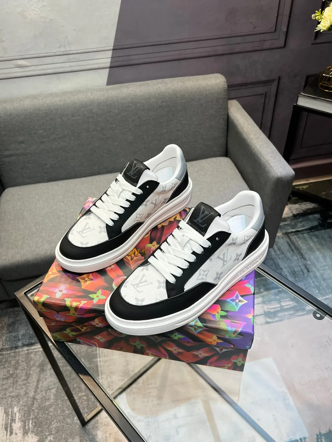 Louis Vuitton LV Trainer Monogram Canvas এবং কালো চামড়া লাইফস্টাইল স্নিকার 3