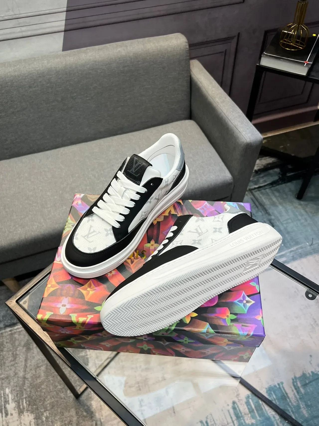 Louis Vuitton LV Trainer Monogram Canvas এবং কালো চামড়া লাইফস্টাইল স্নিকার 4