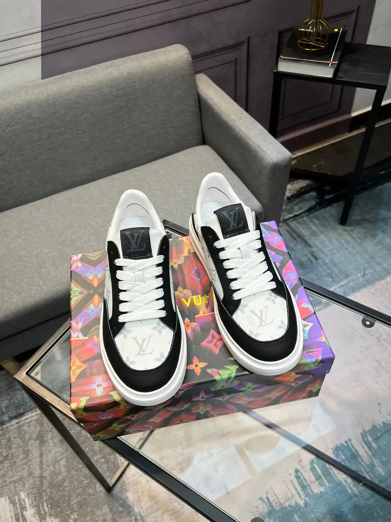 Louis Vuitton LV Trainer Monogram Canvas এবং কালো চামড়া লাইফস্টাইল স্নিকার 5