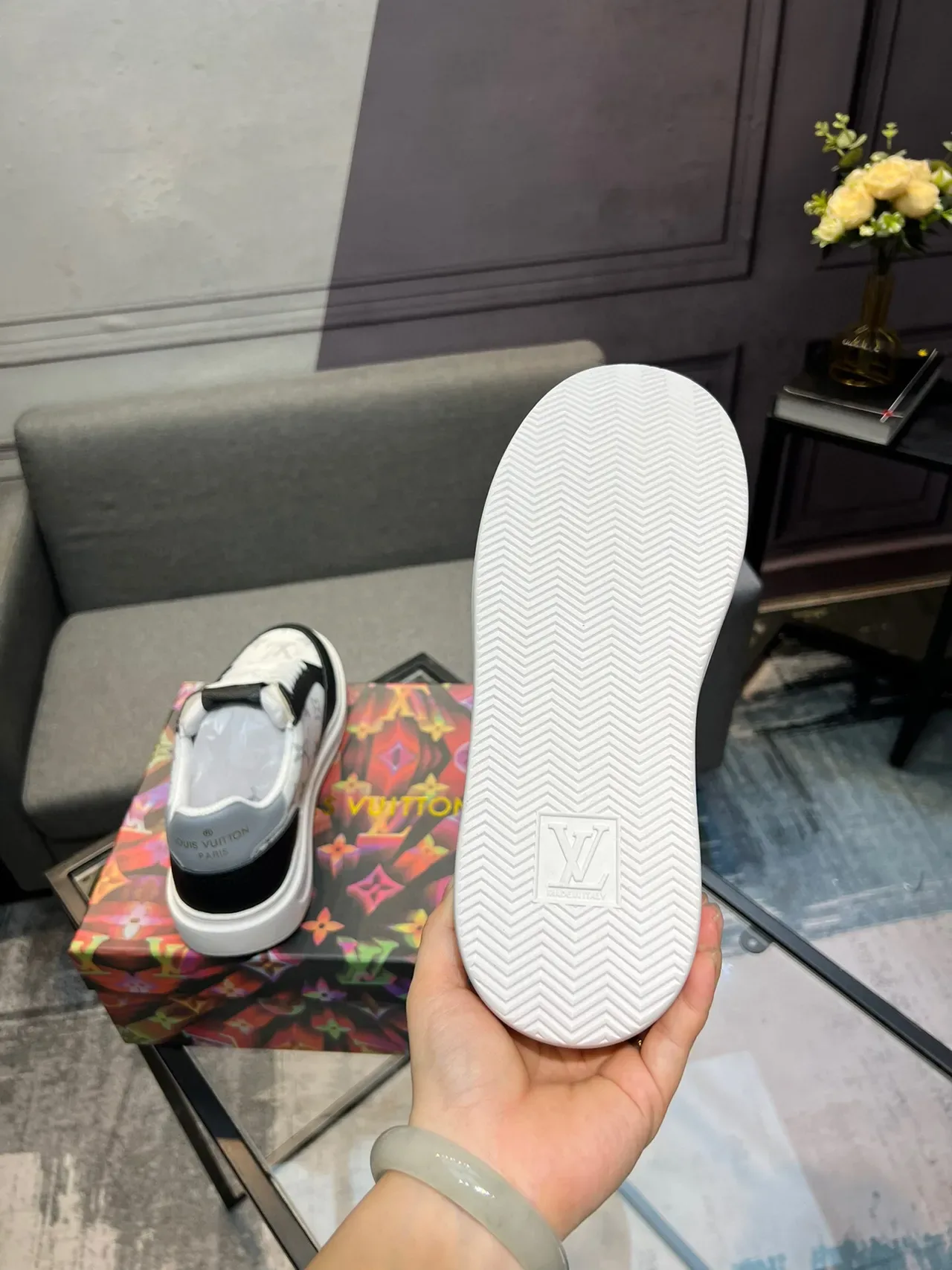 Louis Vuitton LV Trainer Monogram Canvas এবং কালো চামড়া লাইফস্টাইল স্নিকার 6