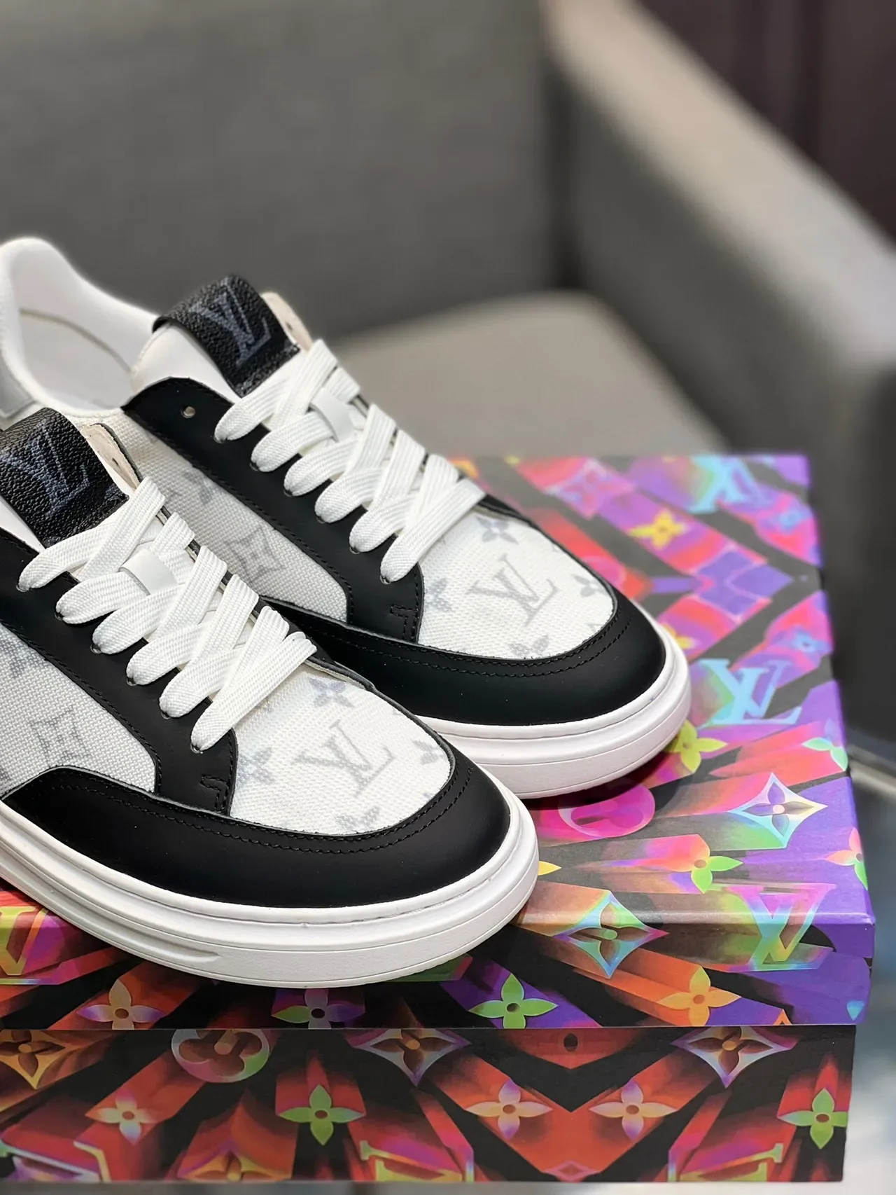 Louis Vuitton LV Trainer Monogram Canvas এবং কালো চামড়া লাইফস্টাইল স্নিকার 8