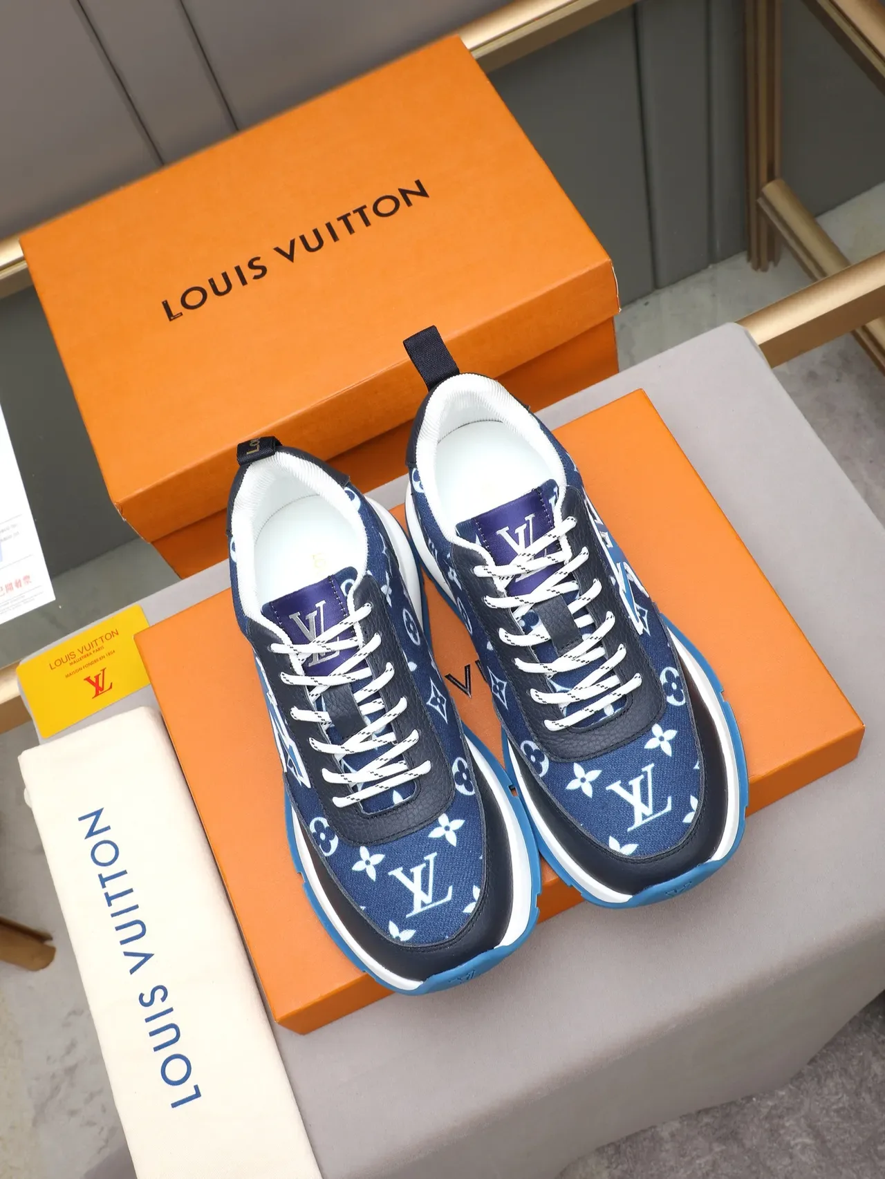 لويس فيتون LV Trainer أزرق بحري نقش المونوغرام الجزء العلوي طبقات الجلد المقارنة أحذية رياضية أسلوب حياة 2