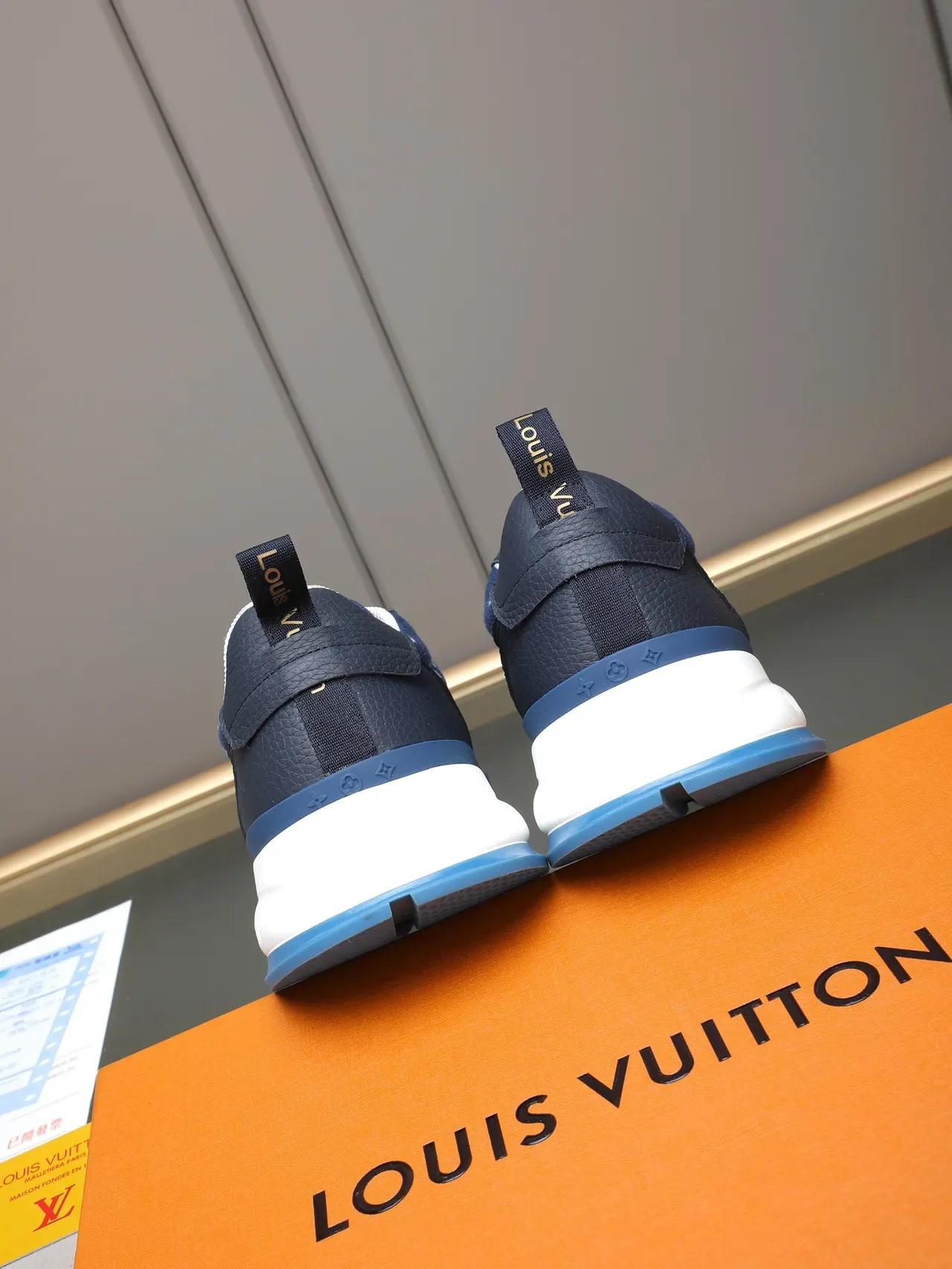 لويس فيتون LV Trainer أزرق بحري نقش المونوغرام الجزء العلوي طبقات الجلد المقارنة أحذية رياضية أسلوب حياة 3