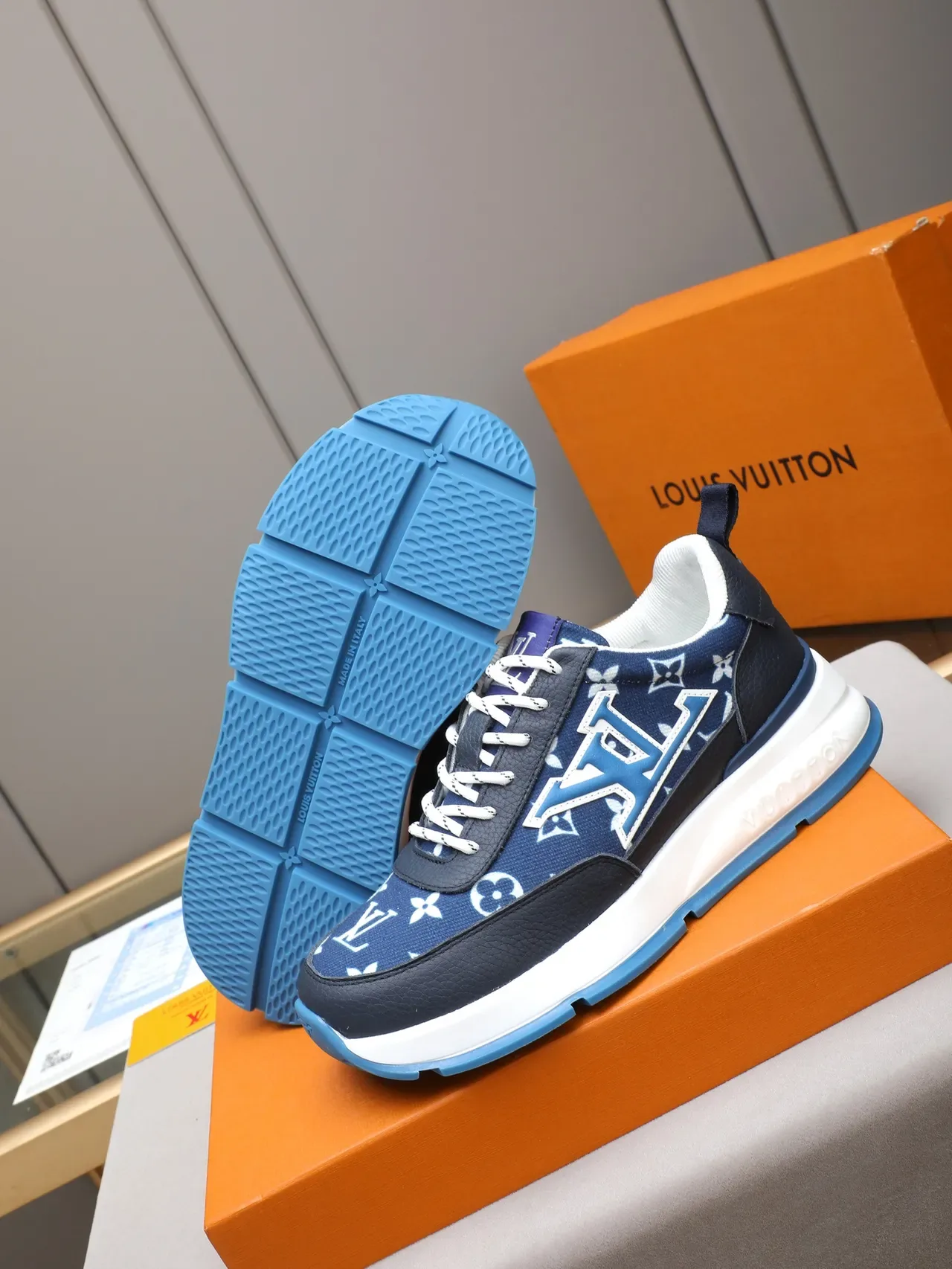 لويس فيتون LV Trainer أزرق بحري نقش المونوغرام الجزء العلوي طبقات الجلد المقارنة أحذية رياضية أسلوب حياة 4