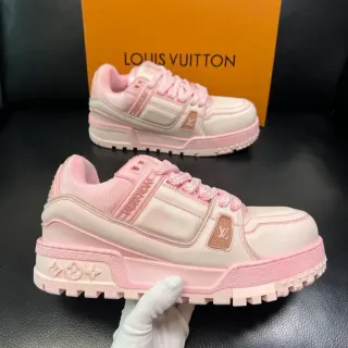 लुई विटन LV Trainer पिंक बीज चंकी लेयर्ड सोल एम्बॉस्ड मॉनोग्राम डिटेल्स लाइफस्टाइल स्नीकर