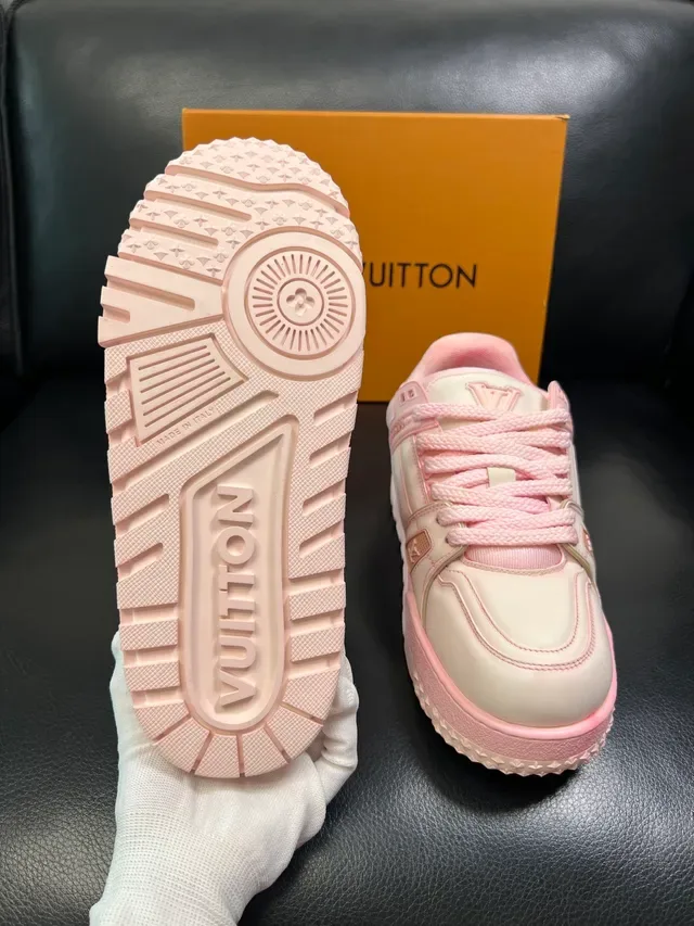 লুইস ভিতন LV Trainer গোলাপি বেইজ চাঙ্কি লেয়ার্ড সোল এমবসড মনোগ্রাম ডিটেলস লাইফস্টাইল স্নিকার্স 2