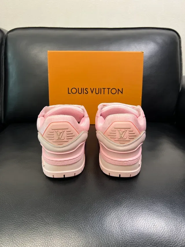লুইস ভিতন LV Trainer গোলাপি বেইজ চাঙ্কি লেয়ার্ড সোল এমবসড মনোগ্রাম ডিটেলস লাইফস্টাইল স্নিকার্স 3