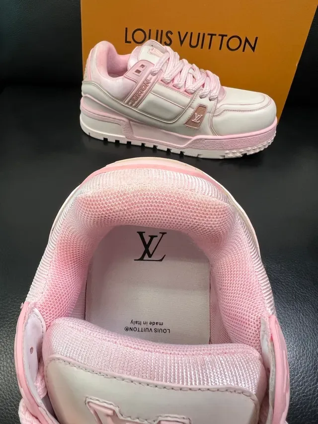 লুইস ভিতন LV Trainer গোলাপি বেইজ চাঙ্কি লেয়ার্ড সোল এমবসড মনোগ্রাম ডিটেলস লাইফস্টাইল স্নিকার্স 4