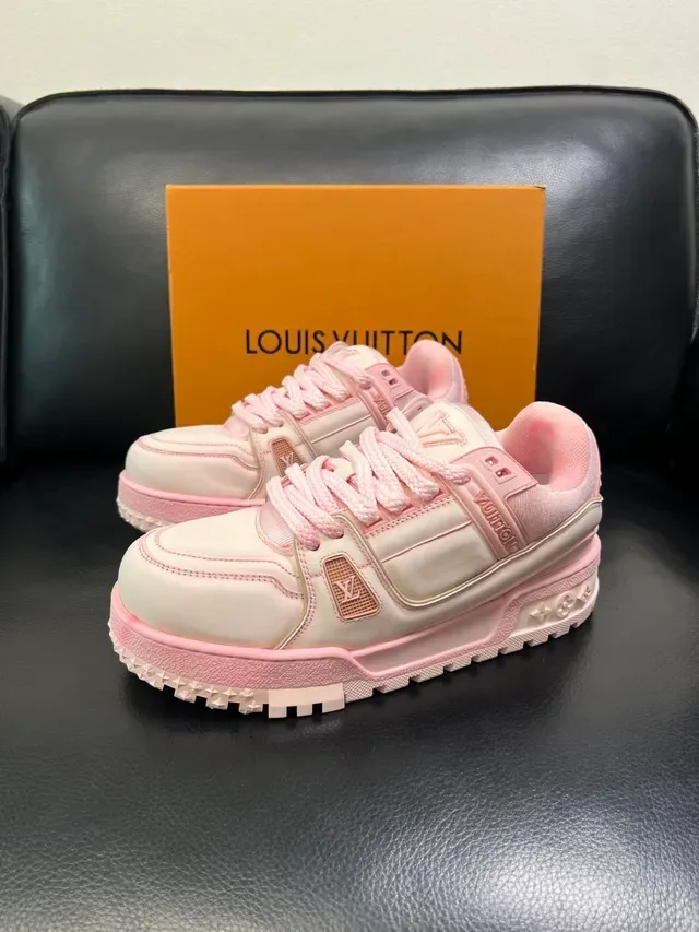 লুইস ভিতন LV Trainer গোলাপি বেইজ চাঙ্কি লেয়ার্ড সোল এমবসড মনোগ্রাম ডিটেলস লাইফস্টাইল স্নিকার্স 5
