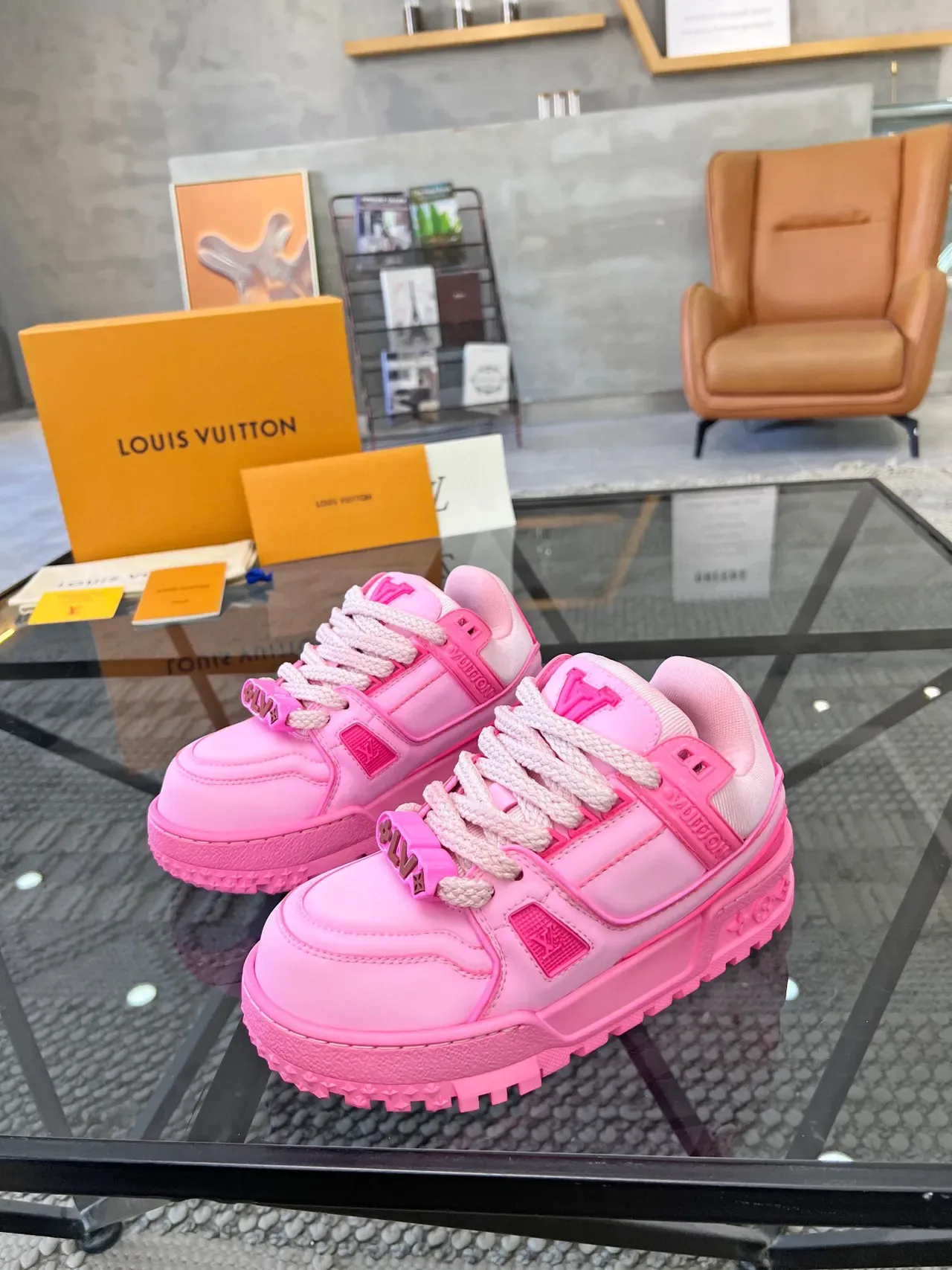 Louis Vuitton LV Trainer Zapatillas lifestyle rosa blanco suela plataforma gruesa detalle correa en capas 2