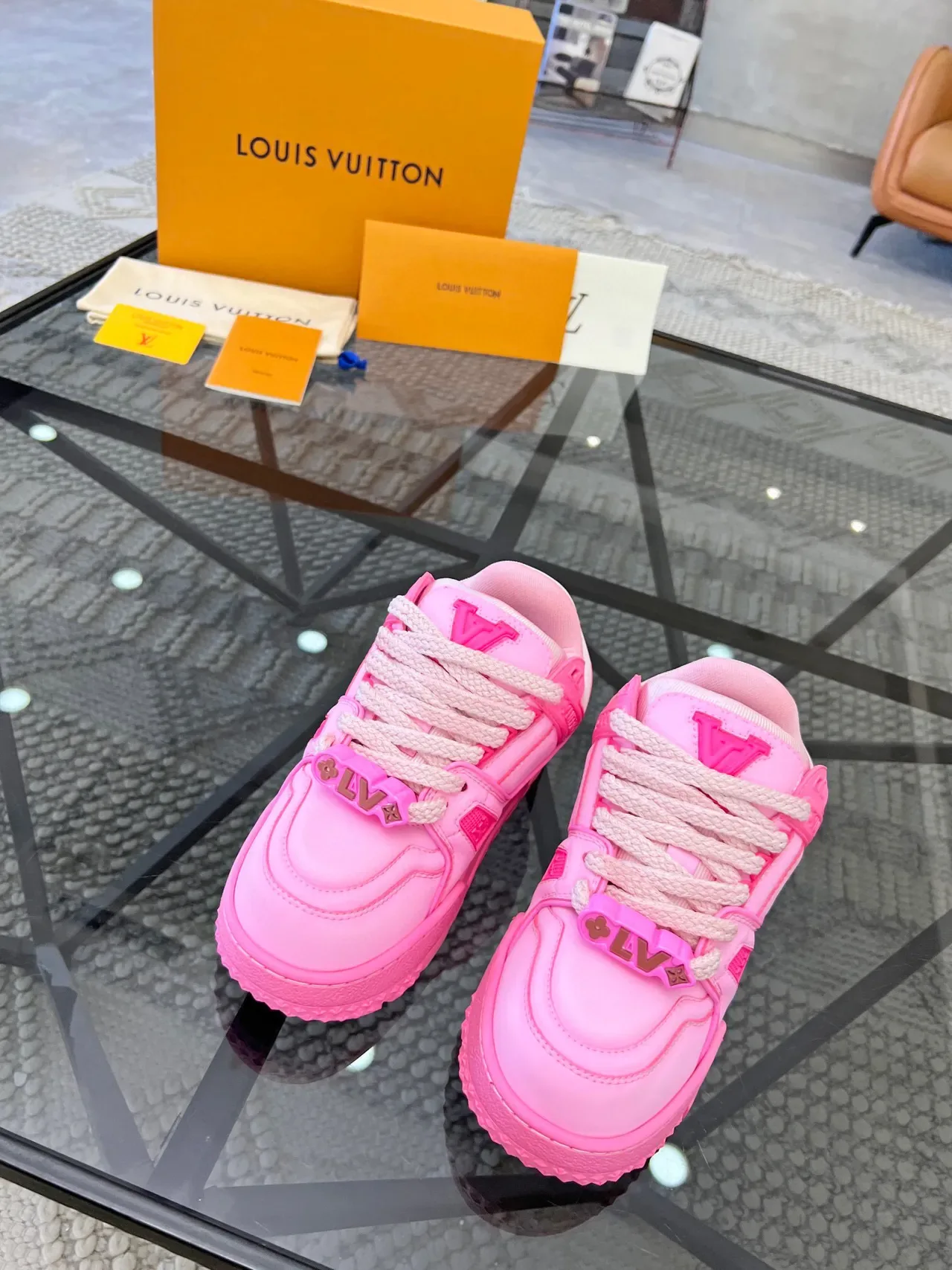 Louis Vuitton LV Trainer Zapatillas lifestyle rosa blanco suela plataforma gruesa detalle correa en capas 3