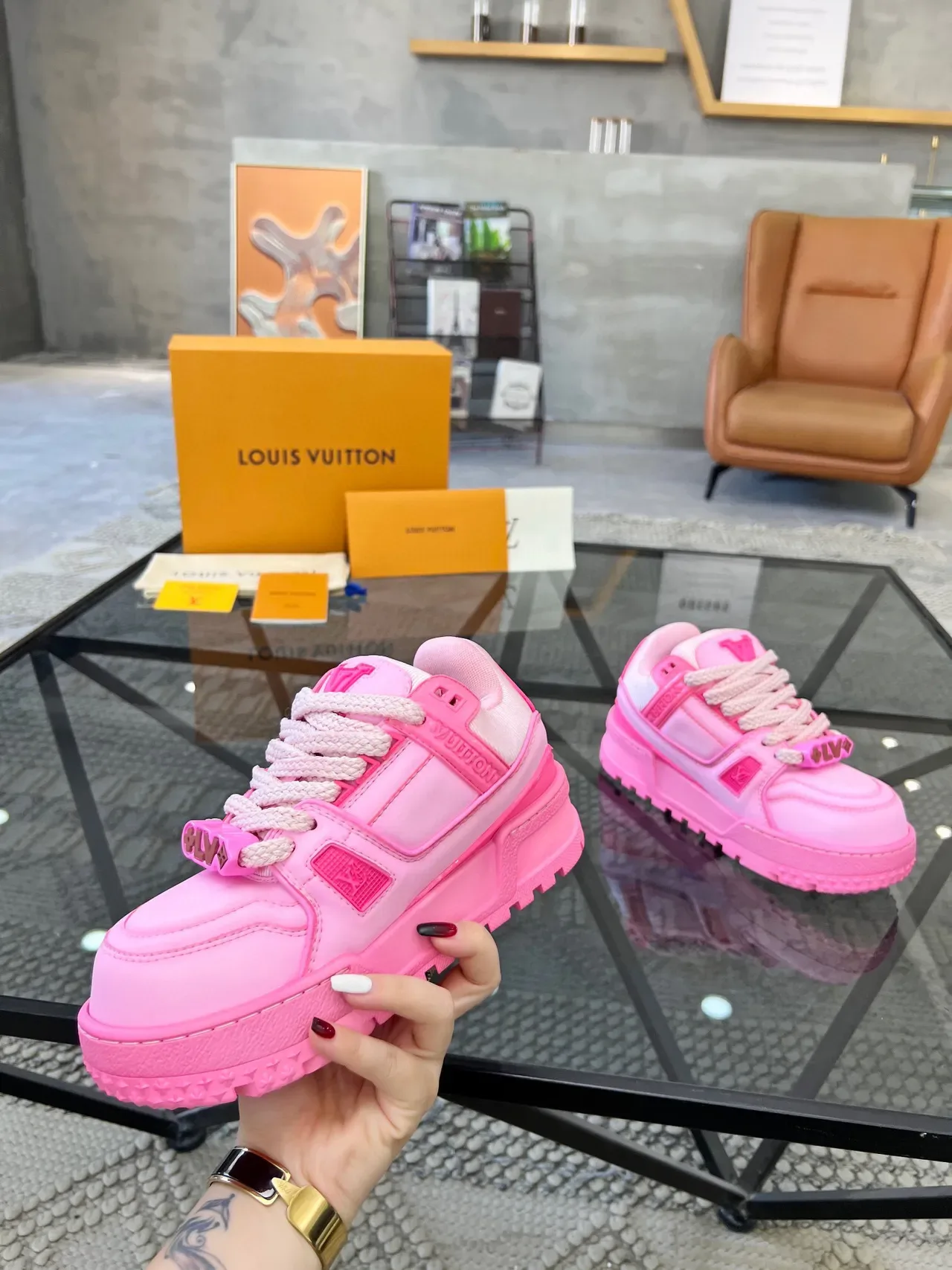 Louis Vuitton LV Trainer Zapatillas lifestyle rosa blanco suela plataforma gruesa detalle correa en capas 4