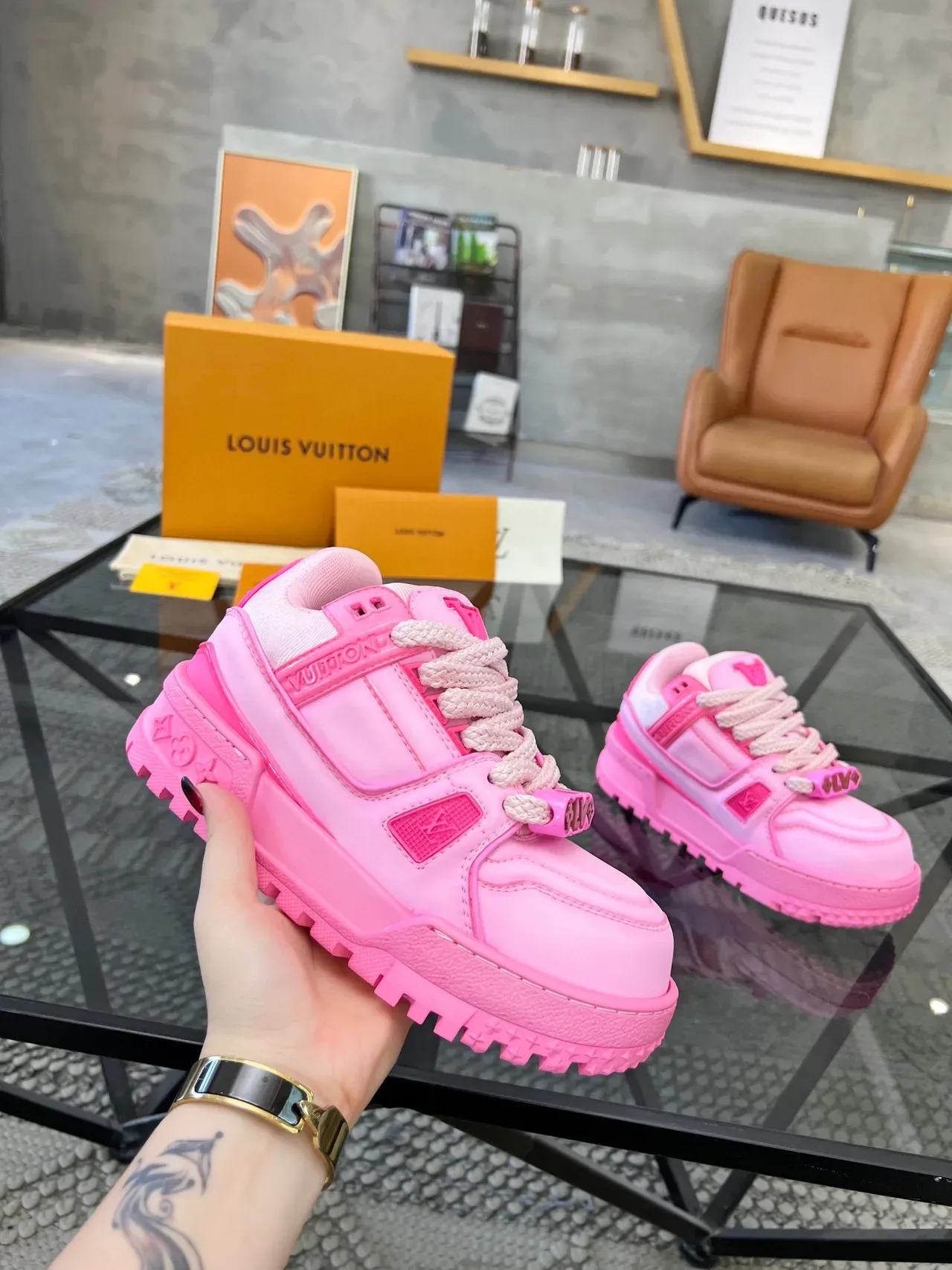 Louis Vuitton LV Trainer Zapatillas lifestyle rosa blanco suela plataforma gruesa detalle correa en capas 5