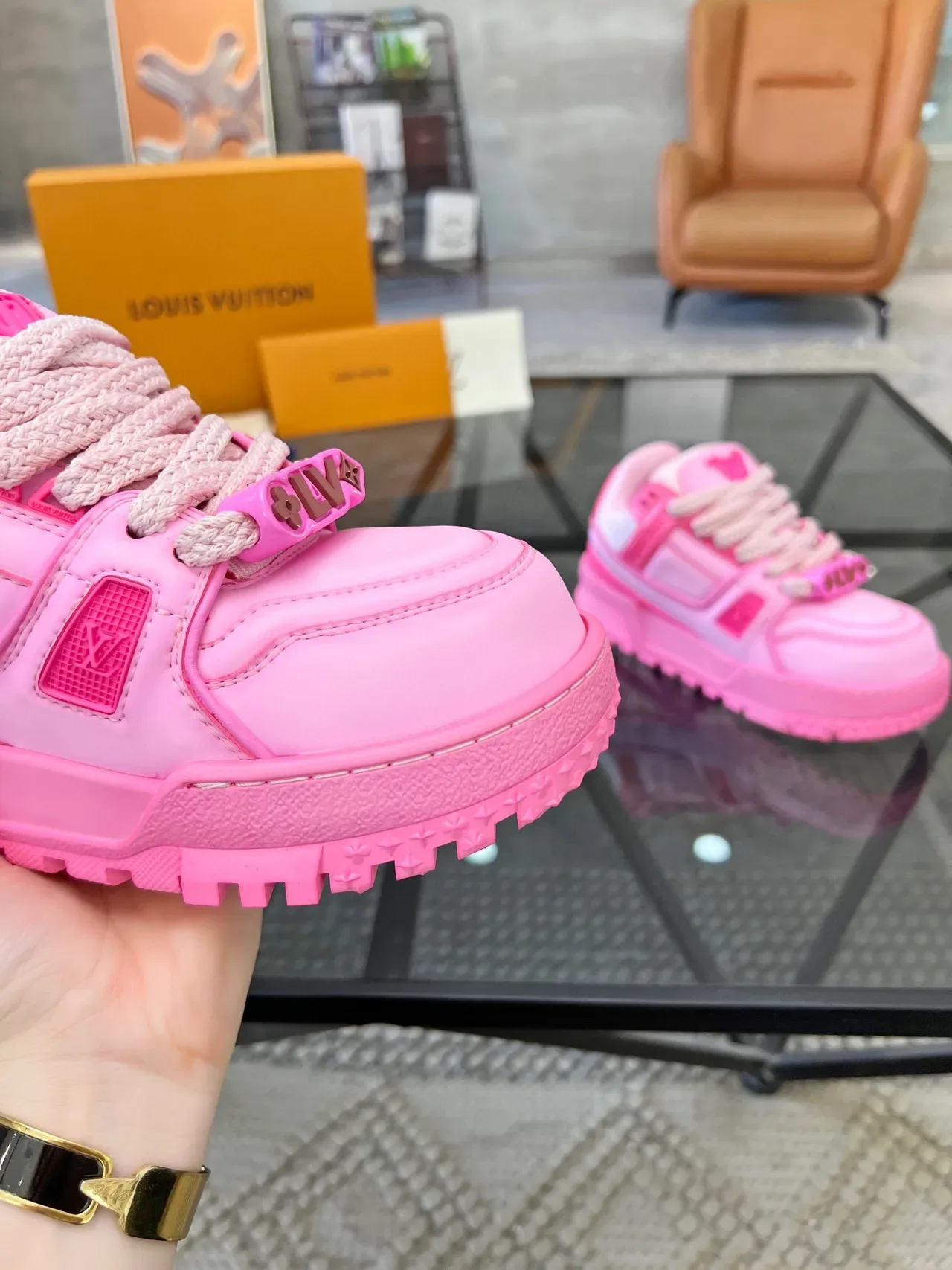 Louis Vuitton LV Trainer Zapatillas lifestyle rosa blanco suela plataforma gruesa detalle correa en capas 6