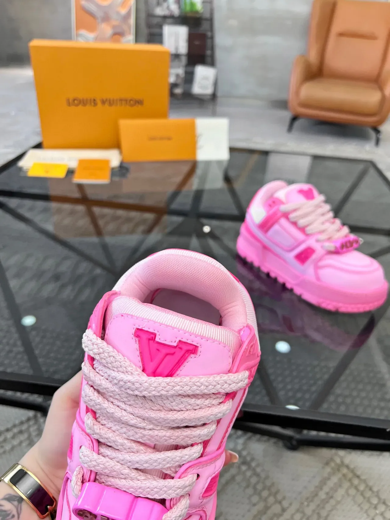 Louis Vuitton LV Trainer Zapatillas lifestyle rosa blanco suela plataforma gruesa detalle correa en capas 7