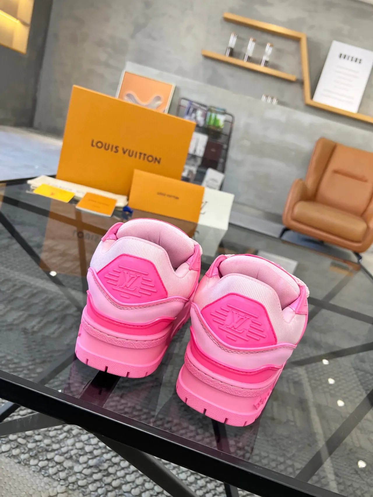 Louis Vuitton LV Trainer Zapatillas lifestyle rosa blanco suela plataforma gruesa detalle correa en capas 8