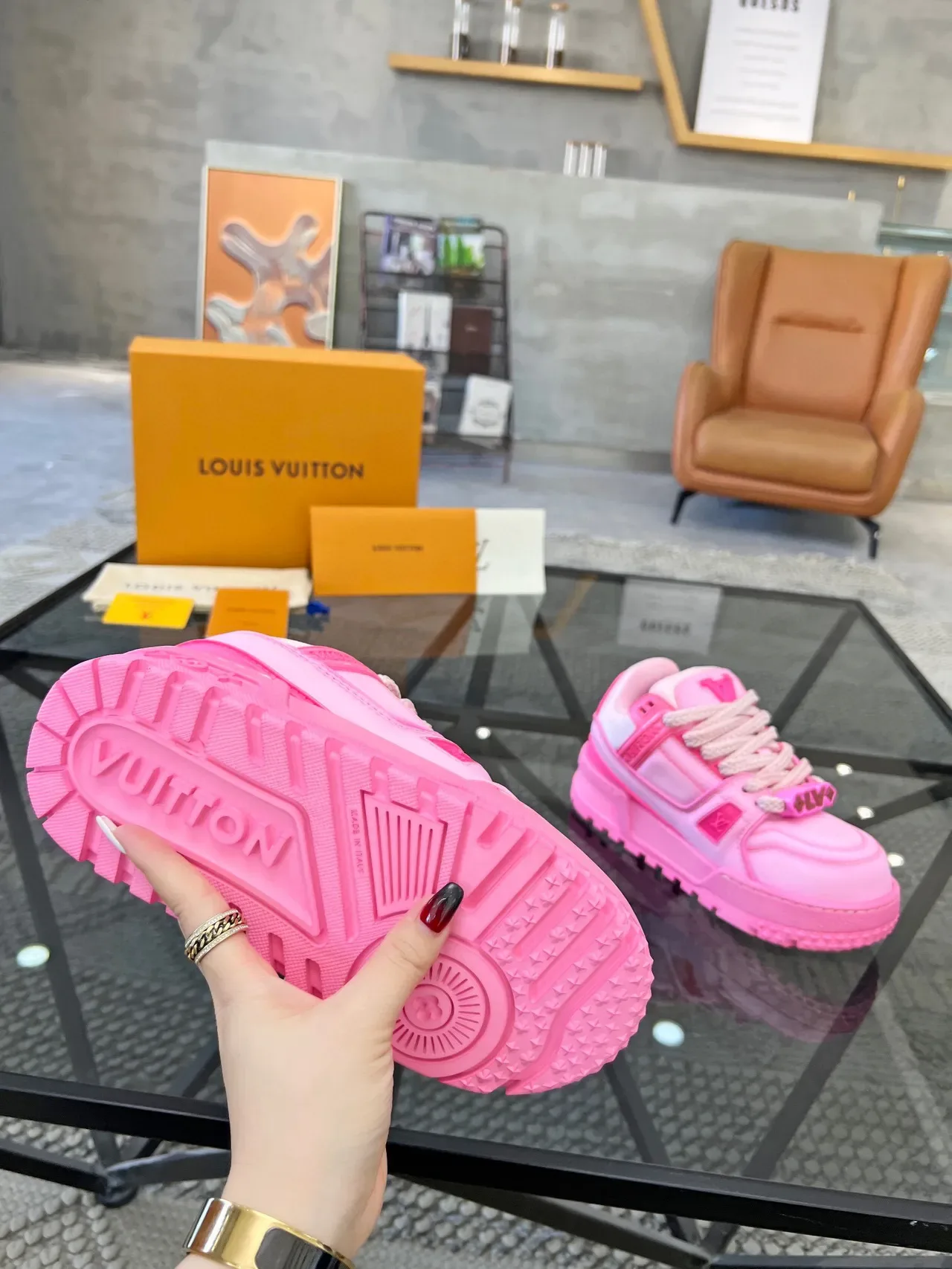 Louis Vuitton LV Trainer Zapatillas lifestyle rosa blanco suela plataforma gruesa detalle correa en capas 9
