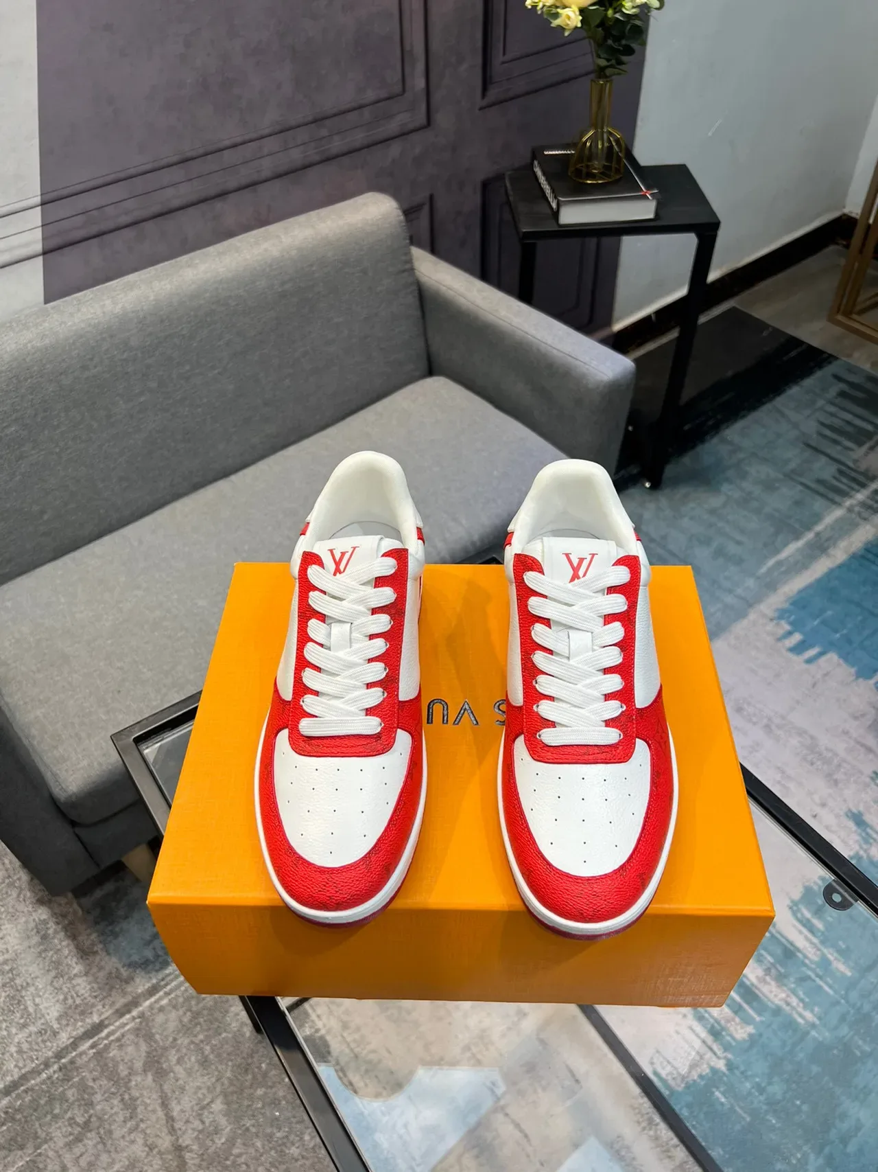 Louis Vuitton LV Trainer Baskets Basses Rouges et Blanches Perforées Monogramme Style de Vie 2