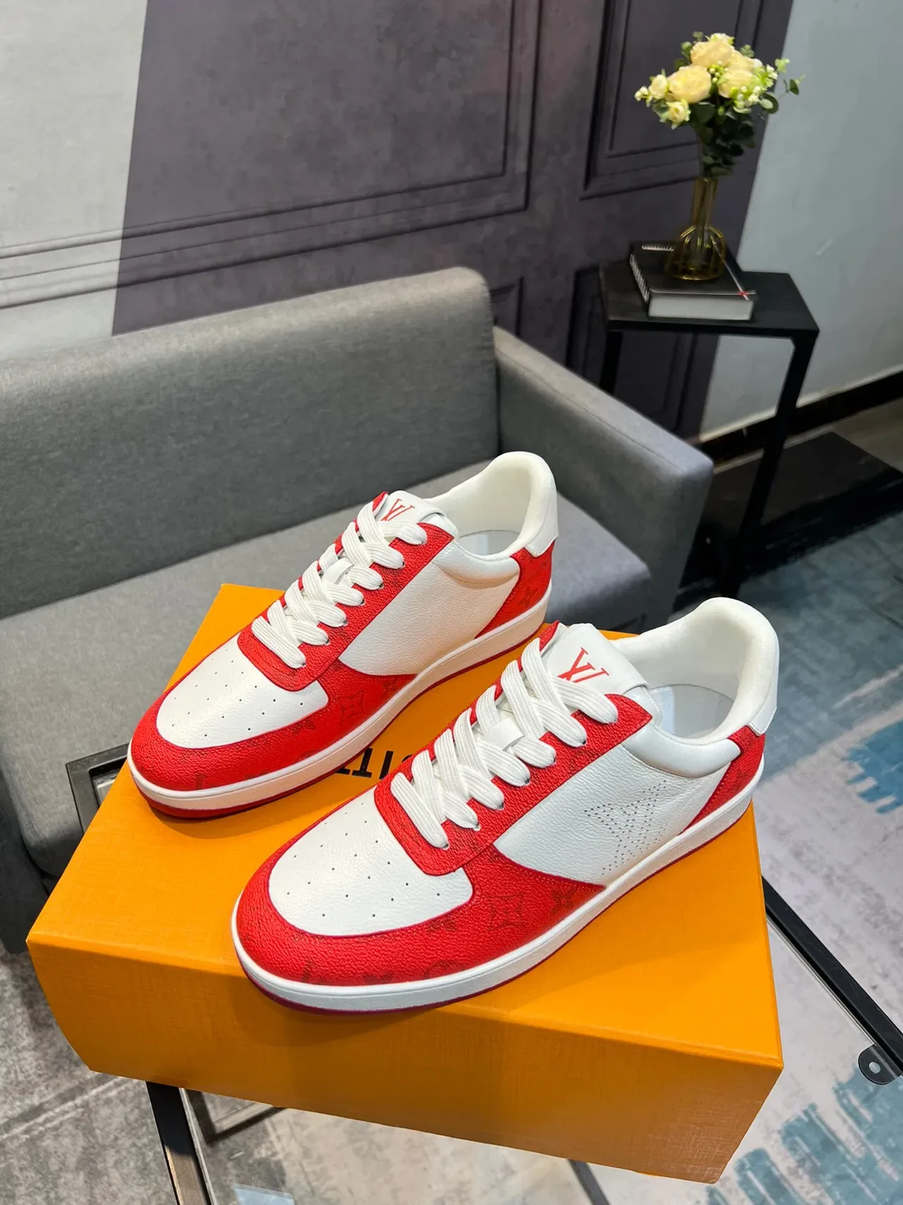 Louis Vuitton LV Trainer Baskets Basses Rouges et Blanches Perforées Monogramme Style de Vie 3