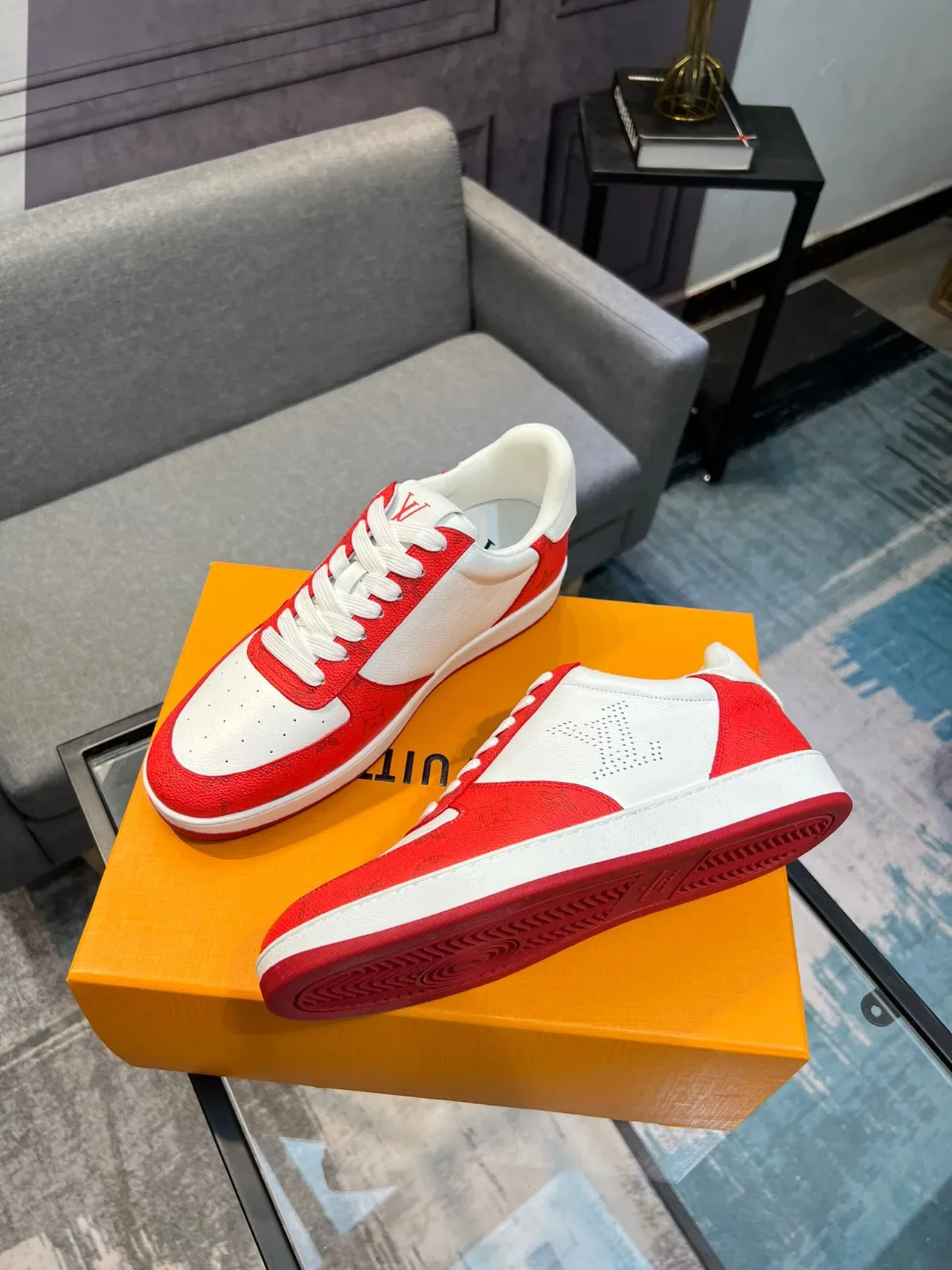 Louis Vuitton LV Trainer Baskets Basses Rouges et Blanches Perforées Monogramme Style de Vie 4