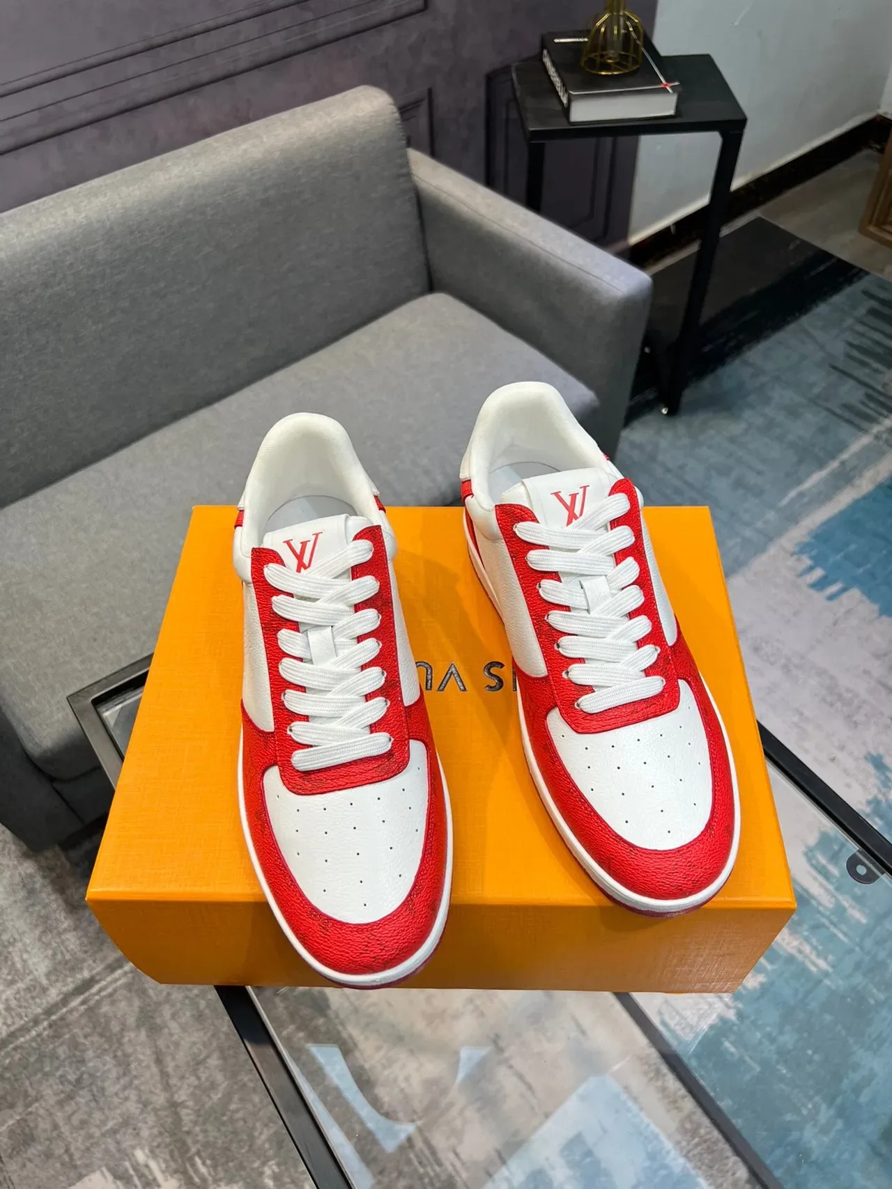 Louis Vuitton LV Trainer Baskets Basses Rouges et Blanches Perforées Monogramme Style de Vie 5