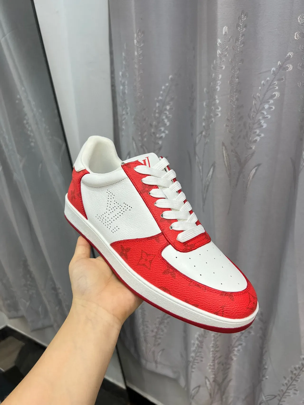 Louis Vuitton LV Trainer Baskets Basses Rouges et Blanches Perforées Monogramme Style de Vie 6