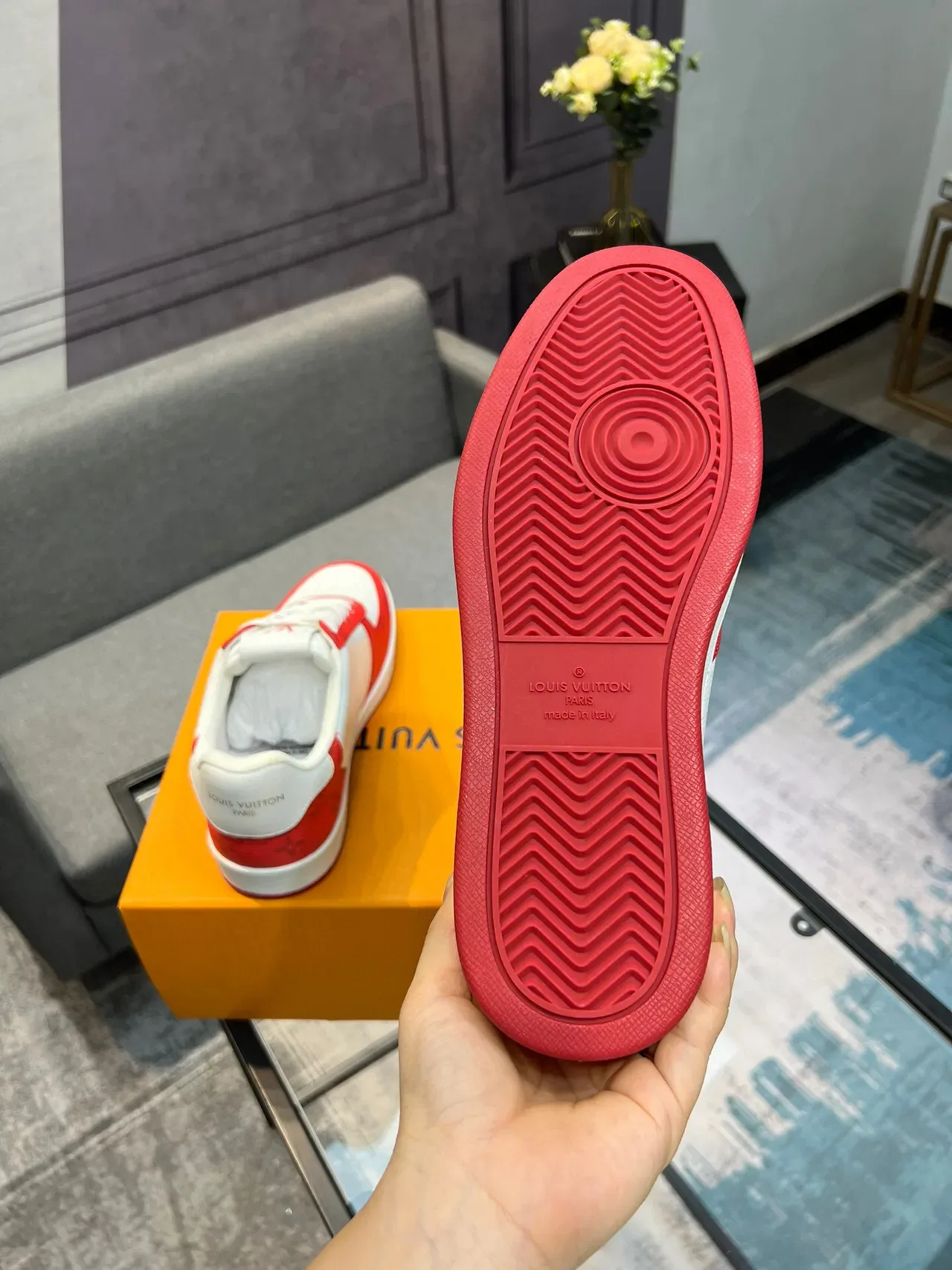 Louis Vuitton LV Trainer Baskets Basses Rouges et Blanches Perforées Monogramme Style de Vie 7