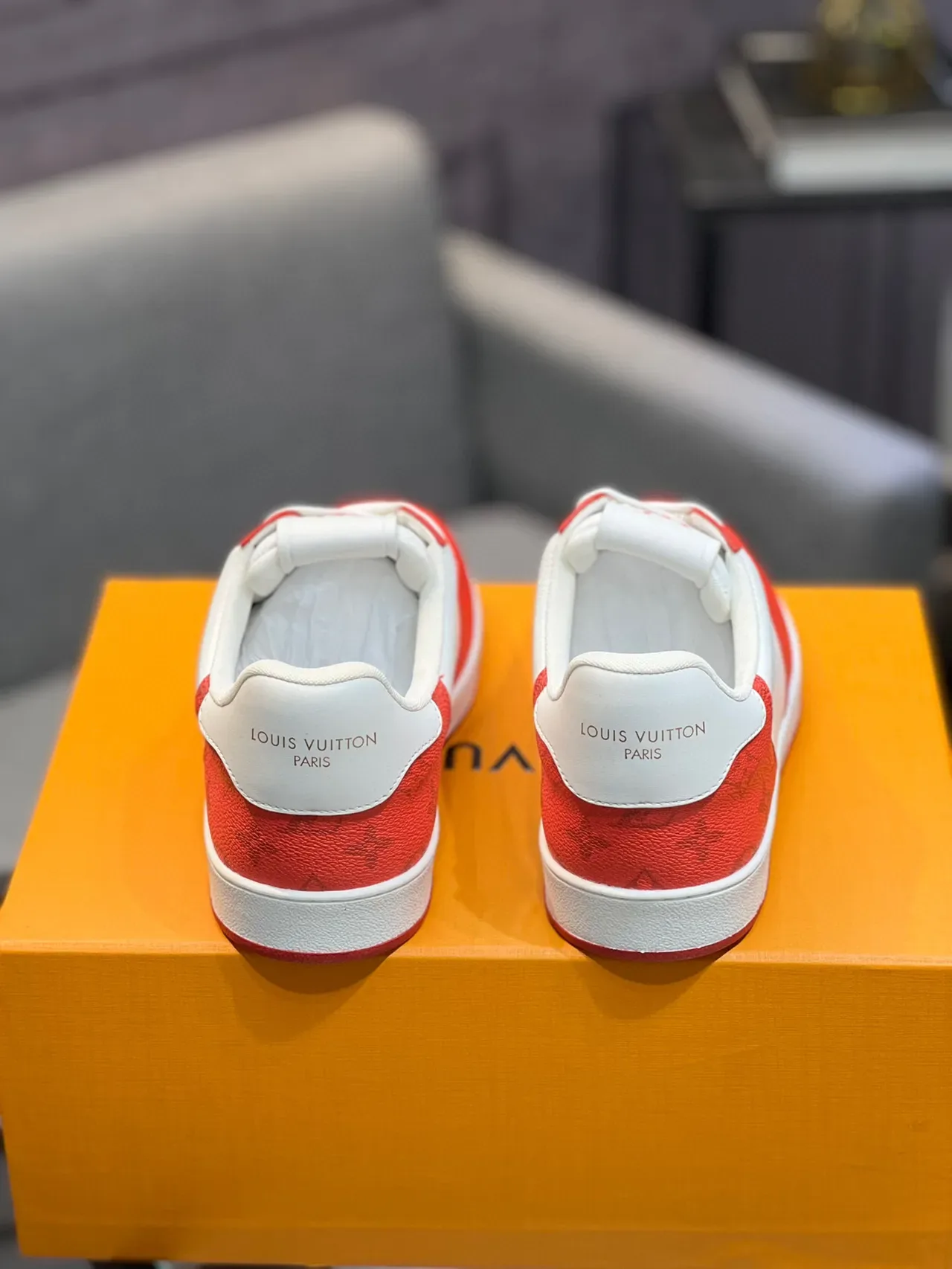 Louis Vuitton LV Trainer Baskets Basses Rouges et Blanches Perforées Monogramme Style de Vie 8