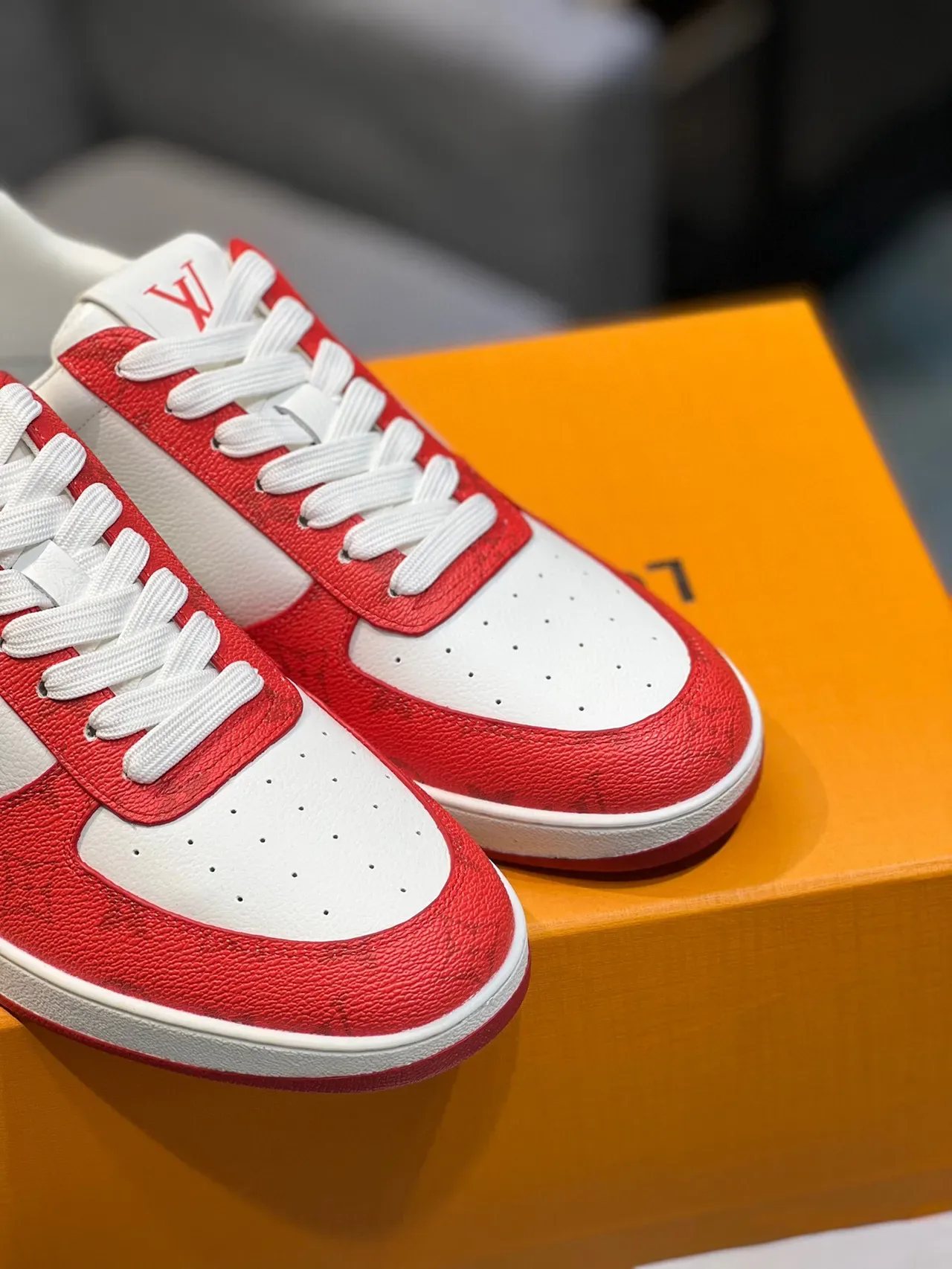 Louis Vuitton LV Trainer Baskets Basses Rouges et Blanches Perforées Monogramme Style de Vie 9