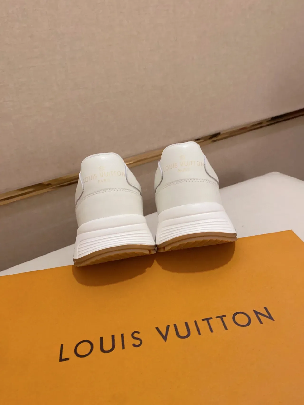 لويس فيتون LV Trainer أبيض بيج جلد مبطن أنماط الشطرنج لوجو ذهبي نمط حياة حذاء رياضي 3