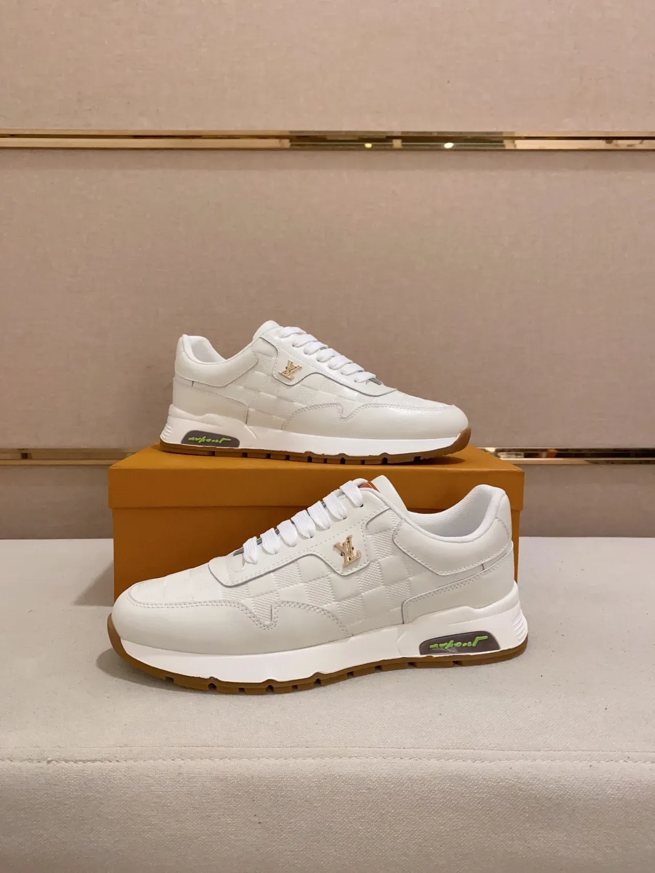 لويس فيتون LV Trainer أبيض بيج جلد مبطن أنماط الشطرنج لوجو ذهبي نمط حياة حذاء رياضي 4