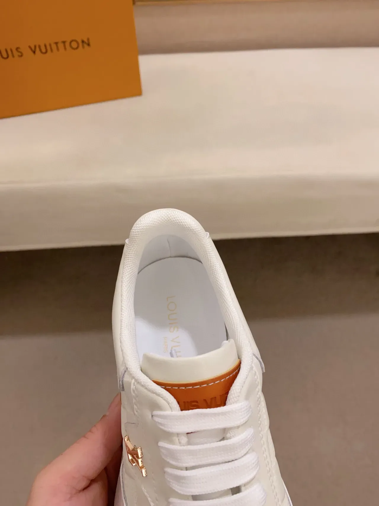 لويس فيتون LV Trainer أبيض بيج جلد مبطن أنماط الشطرنج لوجو ذهبي نمط حياة حذاء رياضي 5