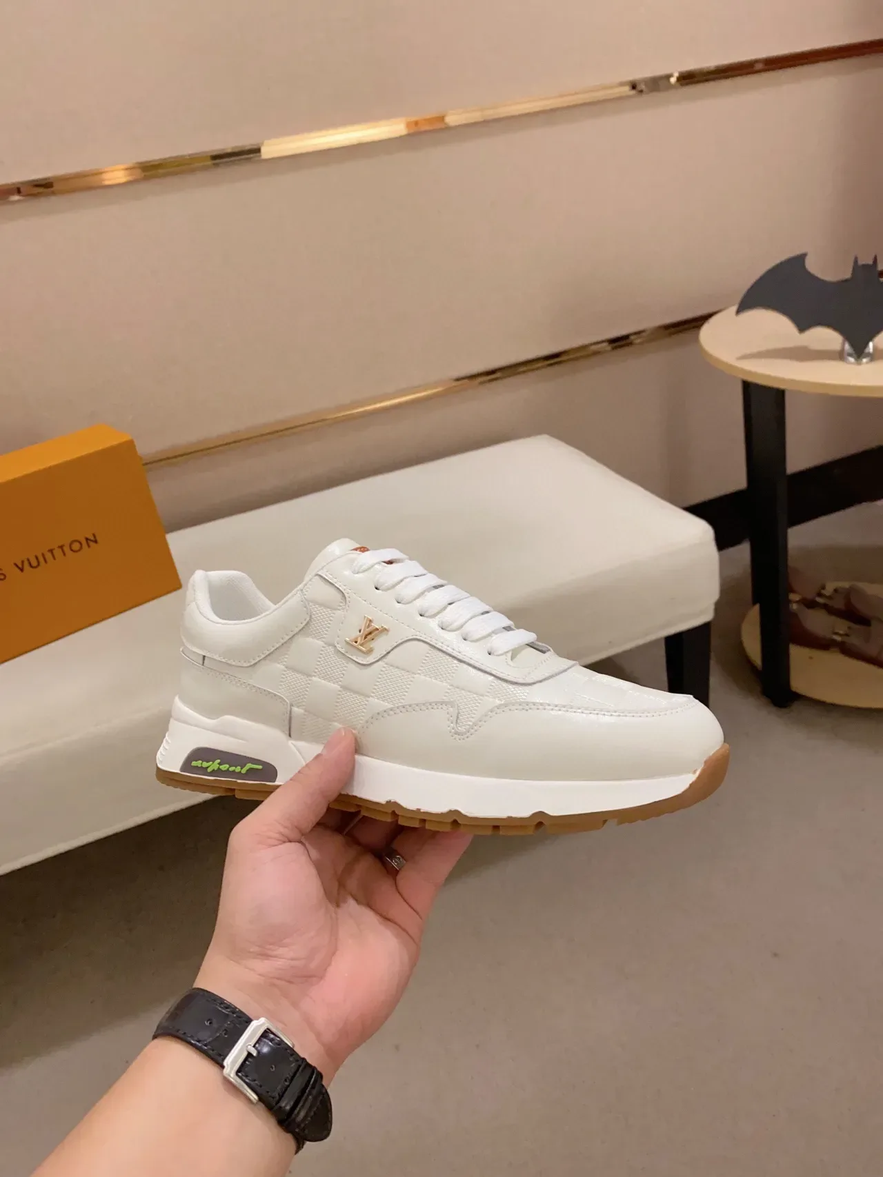 لويس فيتون LV Trainer أبيض بيج جلد مبطن أنماط الشطرنج لوجو ذهبي نمط حياة حذاء رياضي 7