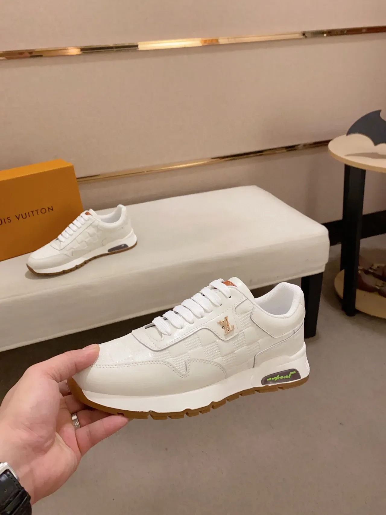 لويس فيتون LV Trainer أبيض بيج جلد مبطن أنماط الشطرنج لوجو ذهبي نمط حياة حذاء رياضي 8