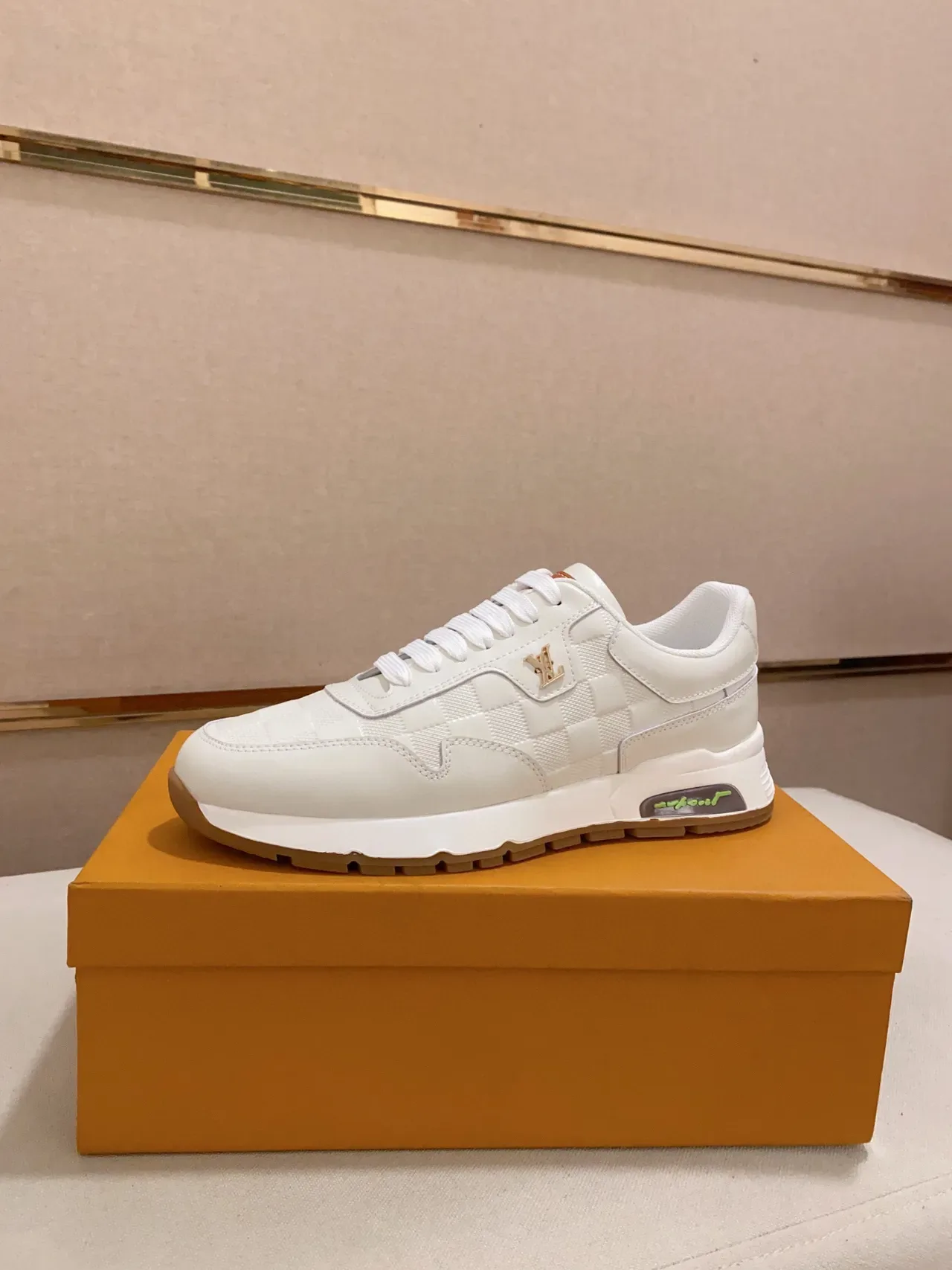 لويس فيتون LV Trainer أبيض بيج جلد مبطن أنماط الشطرنج لوجو ذهبي نمط حياة حذاء رياضي 9