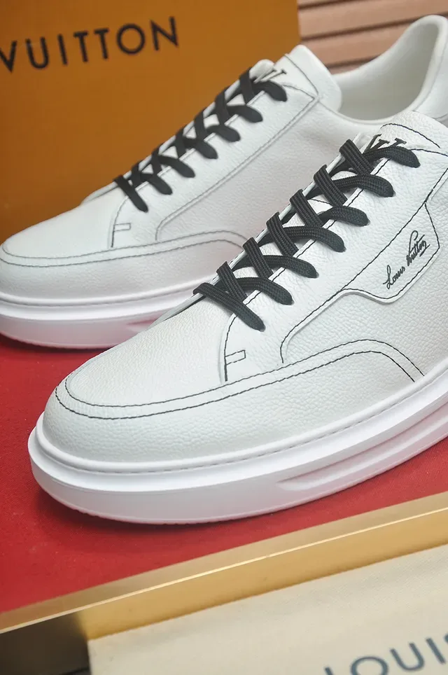Louis Vuitton LV Trainer Zapatos Lifestyle Blancos y Negros de Cuero Texturizado con Cordones a Contraste 2
