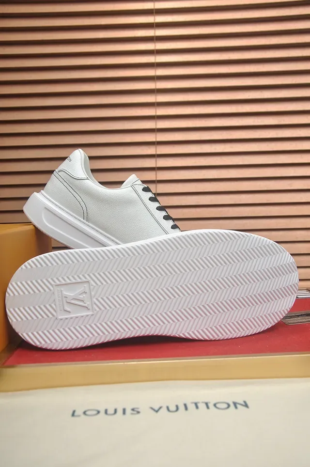 Louis Vuitton LV Trainer Zapatos Lifestyle Blancos y Negros de Cuero Texturizado con Cordones a Contraste 3