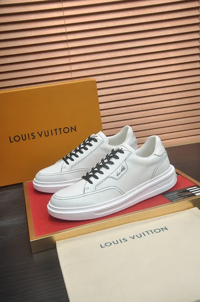 Louis Vuitton LV Trainer Zapatos Lifestyle Blancos y Negros de Cuero Texturizado con Cordones a Contraste 4