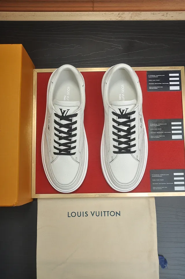 Louis Vuitton LV Trainer Zapatos Lifestyle Blancos y Negros de Cuero Texturizado con Cordones a Contraste 5