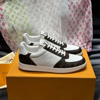 Louis Vuitton LV Trainer Tênis Lifestyle Branco e Marrom Couro Perfurado Painéis de Lona Monogram