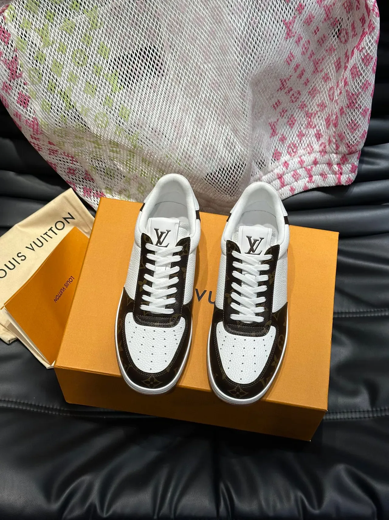 لويس فيتون LV Trainer أحذية رياضية أسلوب حياة أبيض وبني جلد مثقب لوحات كانفاس مونوغرام 2