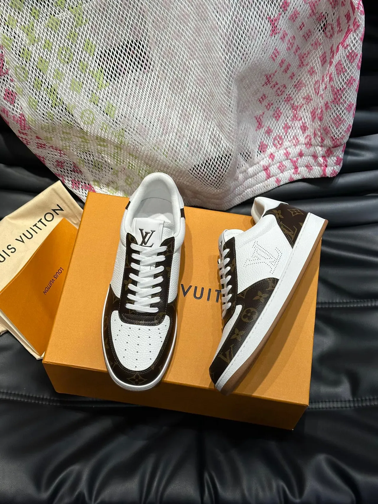 لويس فيتون LV Trainer أحذية رياضية أسلوب حياة أبيض وبني جلد مثقب لوحات كانفاس مونوغرام 3
